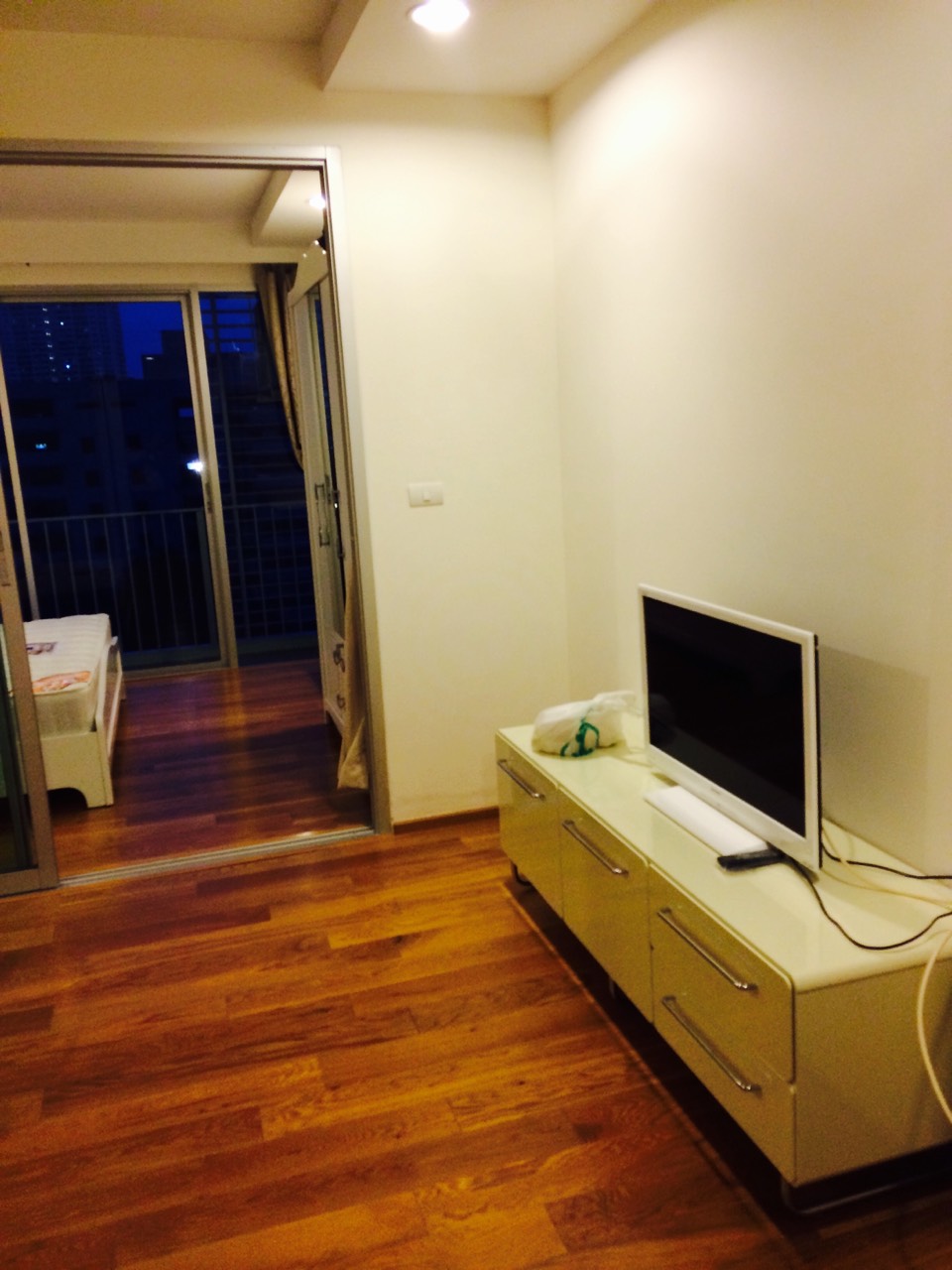 ให้เช่าคอนโด Abstracts Phahonyothin Park (แอ็บสแตร็กส์ พหลโยธิน พาร์ค ) 1 ห้องนอน เฟอร์นิเจอร์ครบ ค่าเช่า 17,000 /เดือน พื้นที่ 38 ตร.ม ชั้น 9 วิวสวน โครงการอยู่ พหลโยธิน (MRT พหลโยธิน)