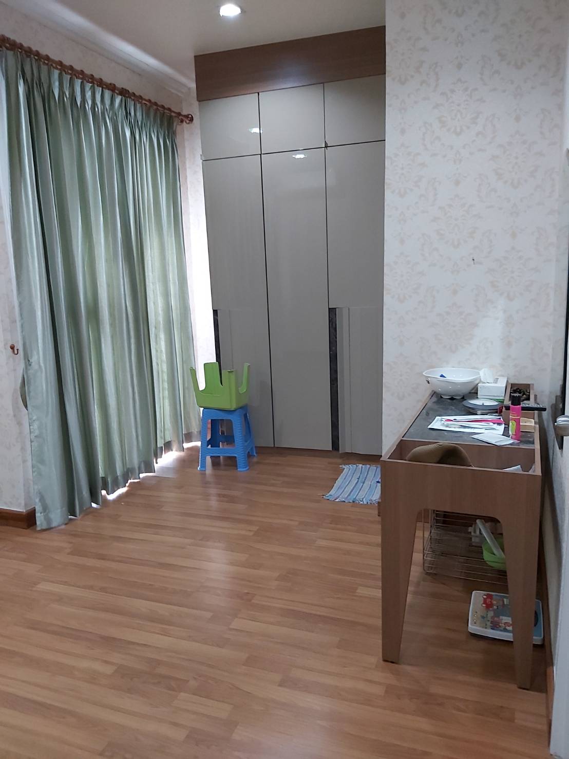 ขายทาวน์เฮ้าส์ 2 ชั้น หมู่บ้าน โกลเด้น ทาวน์ วัชรพล-สุขาภิบาล 5 Gloden Town Watcharapol-Sukhapiban 5 มี 4 ห้องนอน