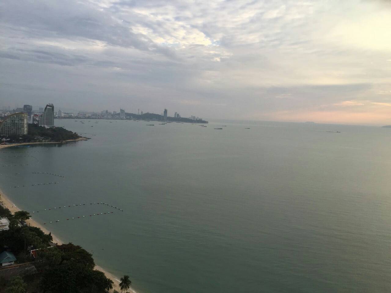ขายคอนโดPark Beach Condominium (ปาร์ค บีช คอนโดมิเนียม) 3 ห้องนอน 2 ห้องน้ำ 3 ระเบียง ขนาด 174 ตรม