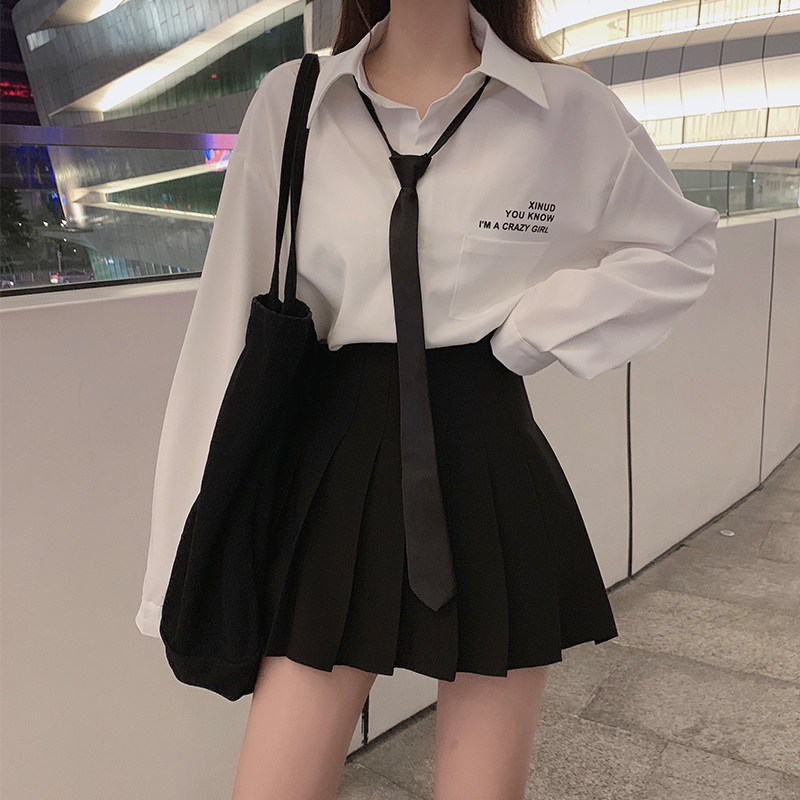 พรีออเดอร์ : เสื้อเชิ๊ตแฟชั่นตัวยาวทรง Oversize สีขาว + เน็กไท (ราคากระโปรงแยกชิ้น)