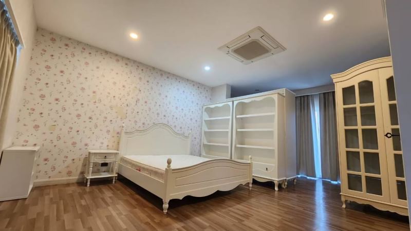 ให้เช่า บ้านเดี่ยว 3 ชั้นหรู ใหญ่ หมู่บ้าน ลุมพินี สวนหลวงร 9 ซอยเฉลิมพระเกียรติ 40/1 หนองบอน ประเวศ กรุงเทพ ห้องนอนใหญ่มาก