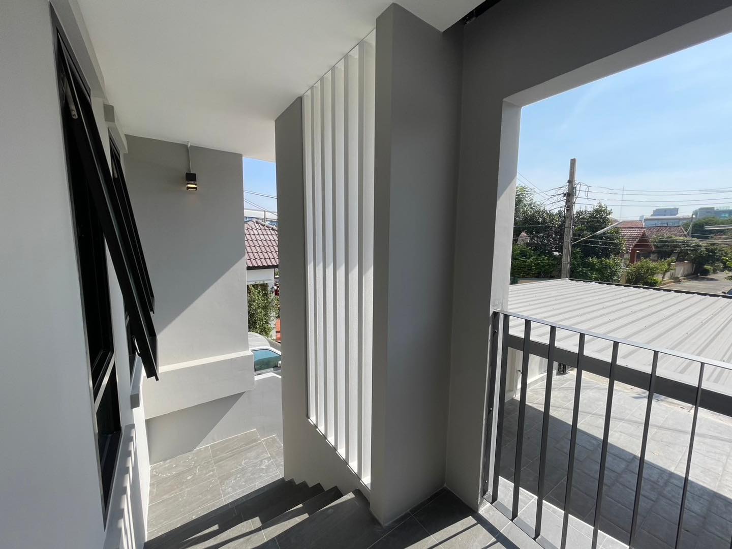 ด่วน! ทาวน์โฮม 3 ชั้น ติวานนท์ 43 ใกล้ MRT สามัคคี ✨ รีโนเวทใหม่หมดจด! ราคาพิเศษ ฿3.99 ล้าน