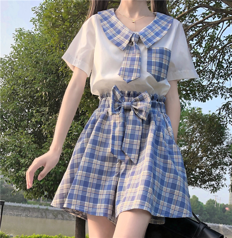 พรีออเดอร์ : ชุดเซ็ทแฟชั่นสไตล์น่ารักๆ เสื้อเชิ้ตแขนสั้น มีกระเป๋าด้านหน้าและเนคไท + กางเกงสั้นขาบานลายสก็อตเอวสูงเข้าชุด ขอบเอวยืด