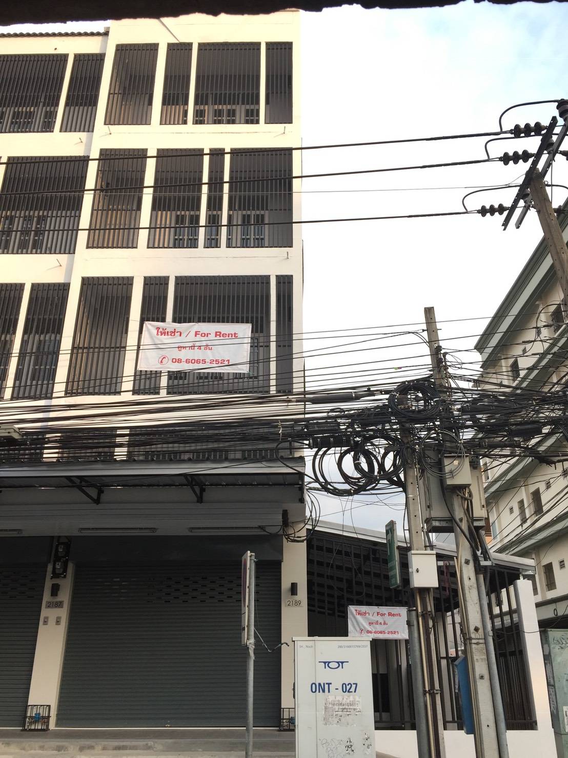 ให้เช่าตึกแถว ติดถนนอ่อนนุช หน้าปากซอยอ่อนนุช 47 ร้านเดิมเปิดเป็นร้านทำผม ทำเล็บ ทั้งหมด 4 ชั้น