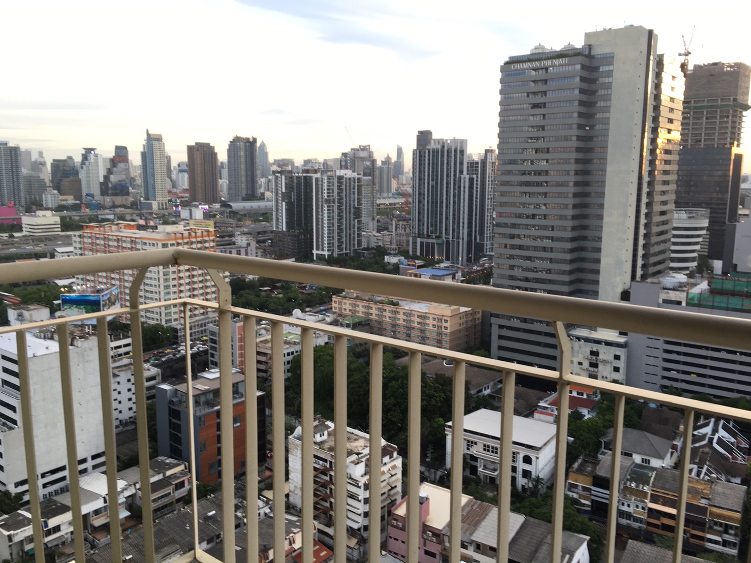 ขายคอนโด ลุมพินี เพลส พระราม 9 Lumpini Place Rama 9 - Ratchada ตึก B ชั้น 28 พื้นที่ 37.11 ตร.เมตร วิว ห้องหันหน้าไปทางด้านเซ็นทัล พระราม 9