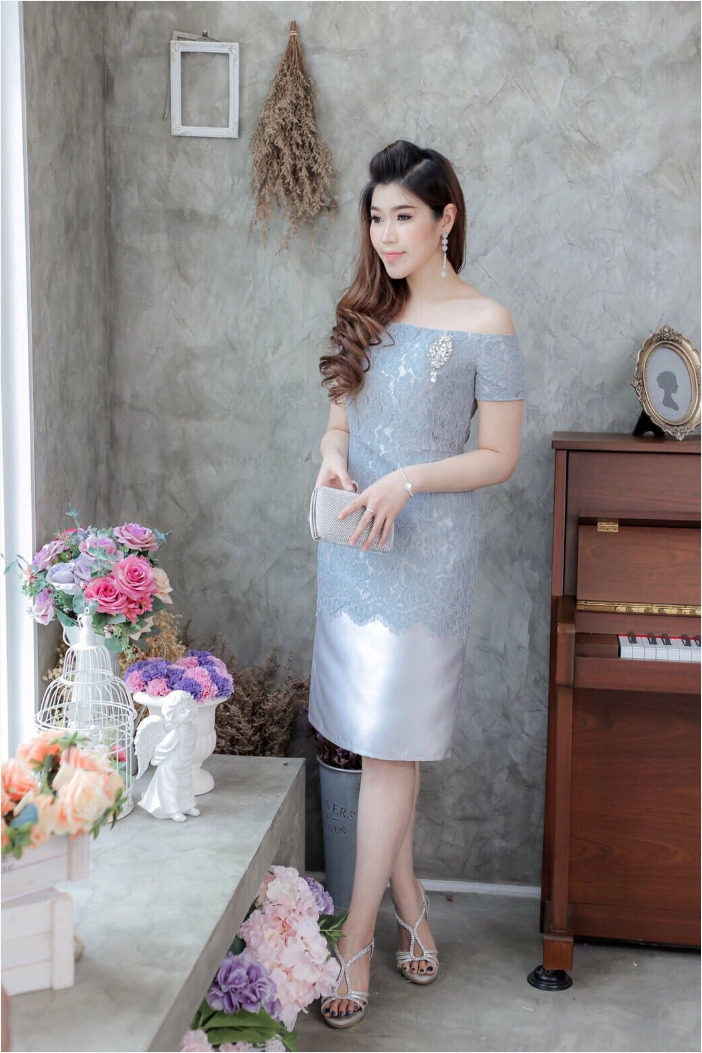 แฟชั่นชุดเดรสออกงาน/ชุดไปงานแต่งงานสีเทา เดรสสั้นเปิดไหล่ เข้ารูป แต่งลูกไม้ แนวเรียบหรู สวยสง่า ดูดี