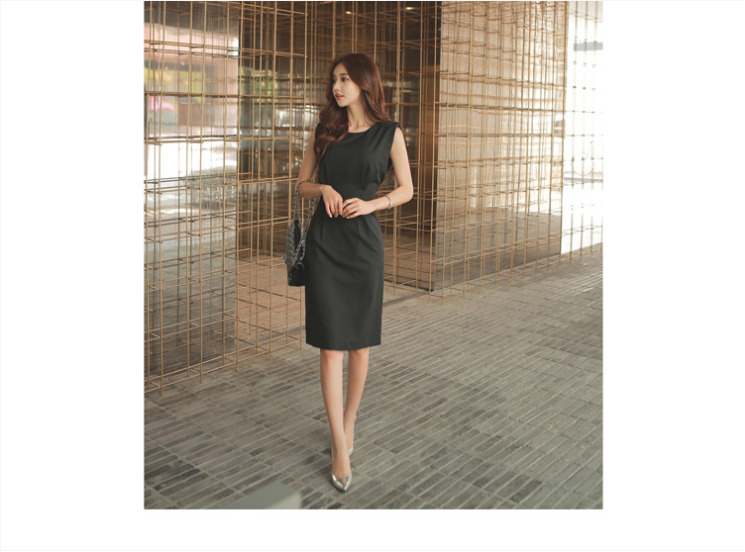 ชุดเดรสทำงานสีดำ ทรงเข้ารูป แขนกุด แนวเรียบร้อย สวย ดูดี แฟชั่นทำงานสไตล์สาวออฟฟิศ