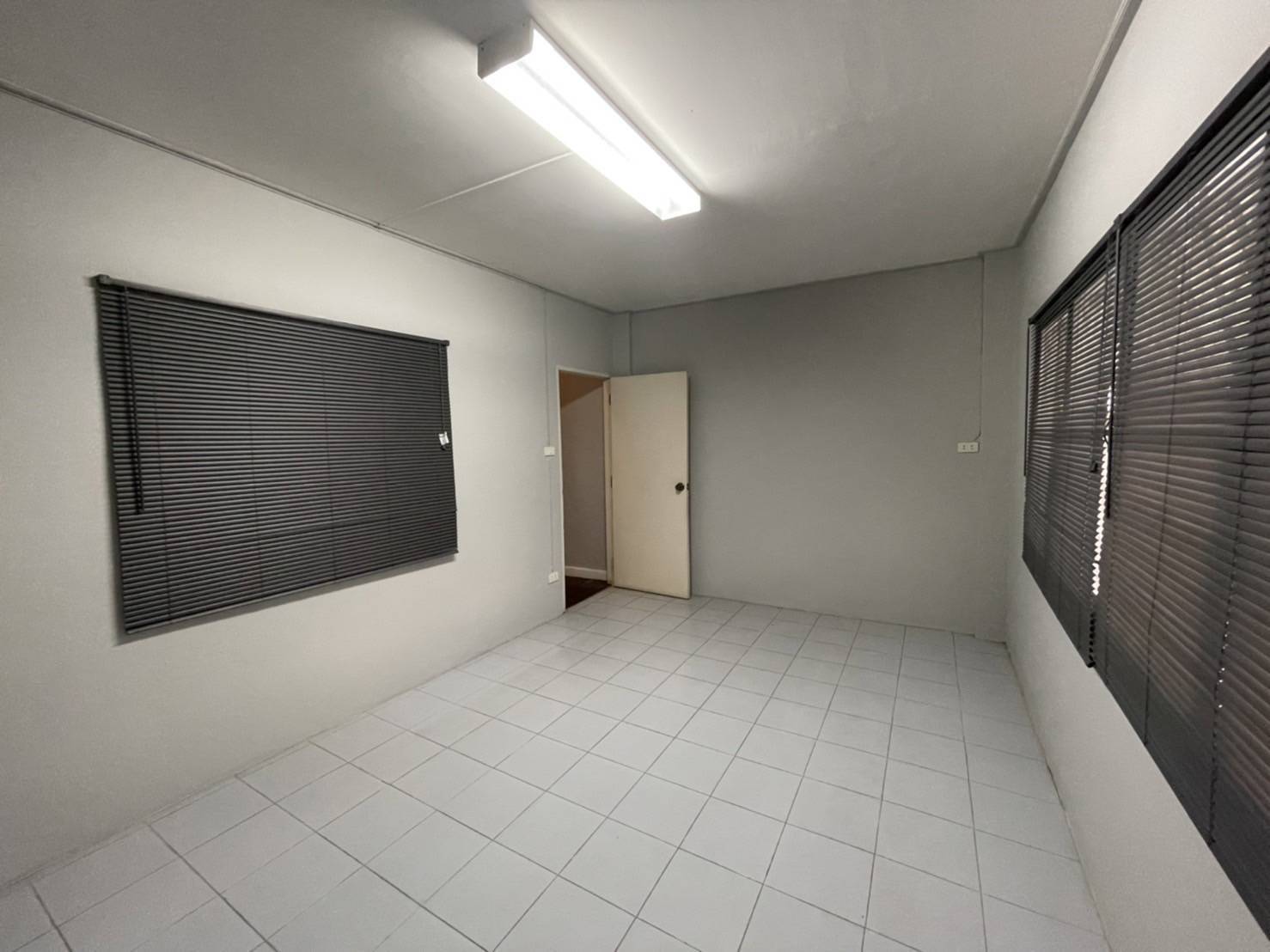 ให้เช่าทาวน์โฮม รัชดา-สุทธิสาร 5 ห้องนอน (170 m2) ใกล้ MRT สุทธิสาร/ห้วยขวาง 35,000 บาท/เดือน !!