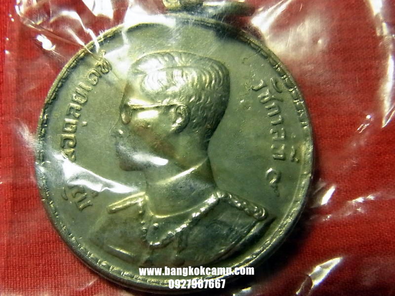 เหรียญในหลวง พระราชทาน เนื้ออัลปาก้า ปี2493 9หางยาว สวยเดิม ซองเดิมยังไม่แกะครับ (2-1)