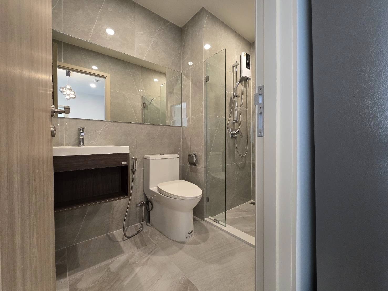 ให้เช่าคอนโด นิว ดิสทริค อาร์ไนน์ พระราม 9 / For Rent Nue District R9 (English below)