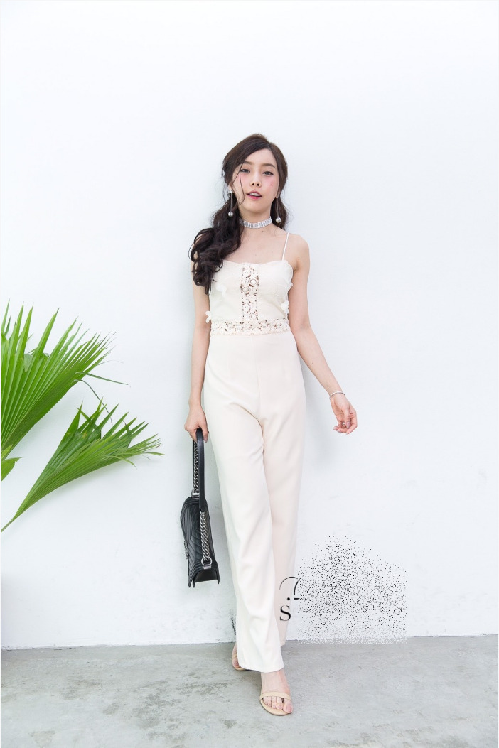 จั๊มสูทกางเกงขายาวสีครีม สายเดียว เข้ารูป แต่งรูปไม้ สวยเก๋ แอบเซ็กซี่เบาๆ