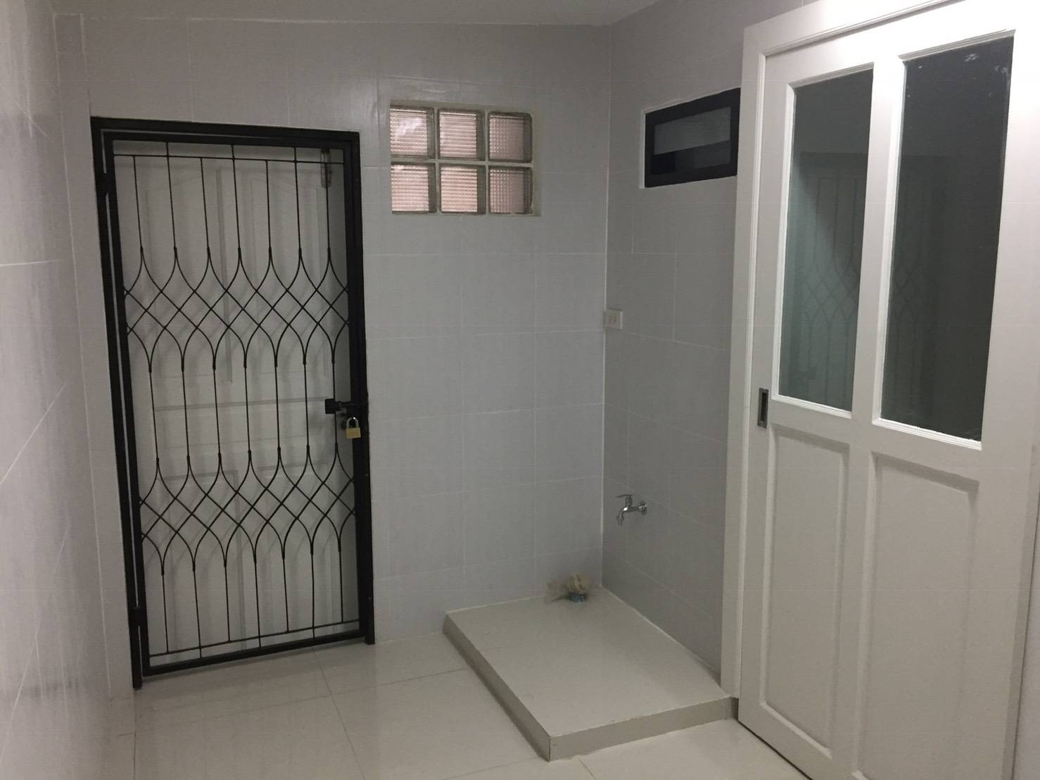 ให้เช่าตึกแถว ติดถนนอ่อนนุช หน้าปากซอยอ่อนนุช 47 ร้านเดิมเปิดเป็นร้านทำผม ทำเล็บ ทั้งหมด 4 ชั้น