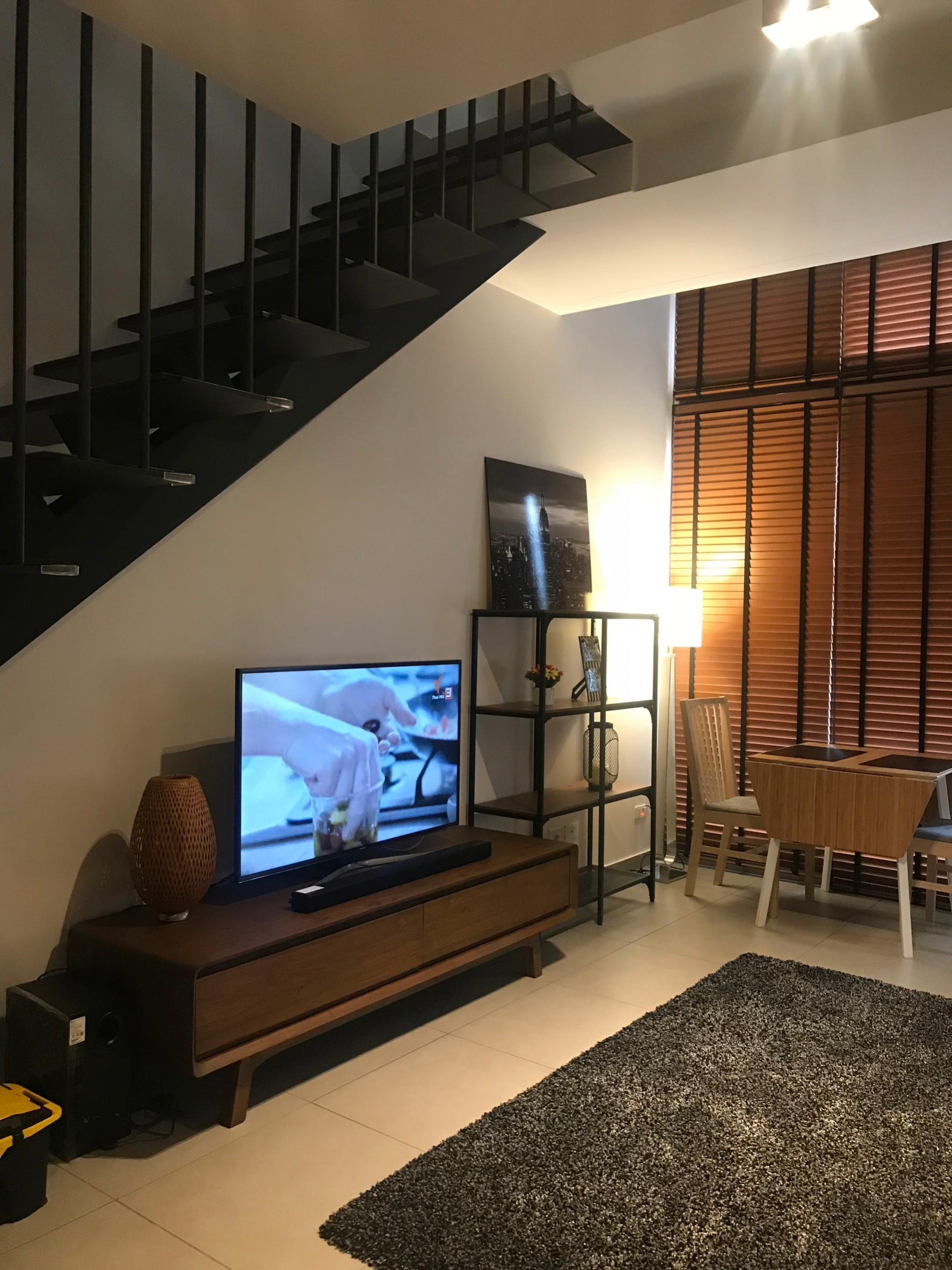 ให้เช่าคอนโด The Lofts Ekkamai (เดอะ ล็อฟท์ เอกมัย) ห้องดูเพล็กซ์ 1 ห้องนอน ขนาด 48 ตารางเมตร ชั้น 22 ห้องแต่งครบพร้อมเข้าอยู่