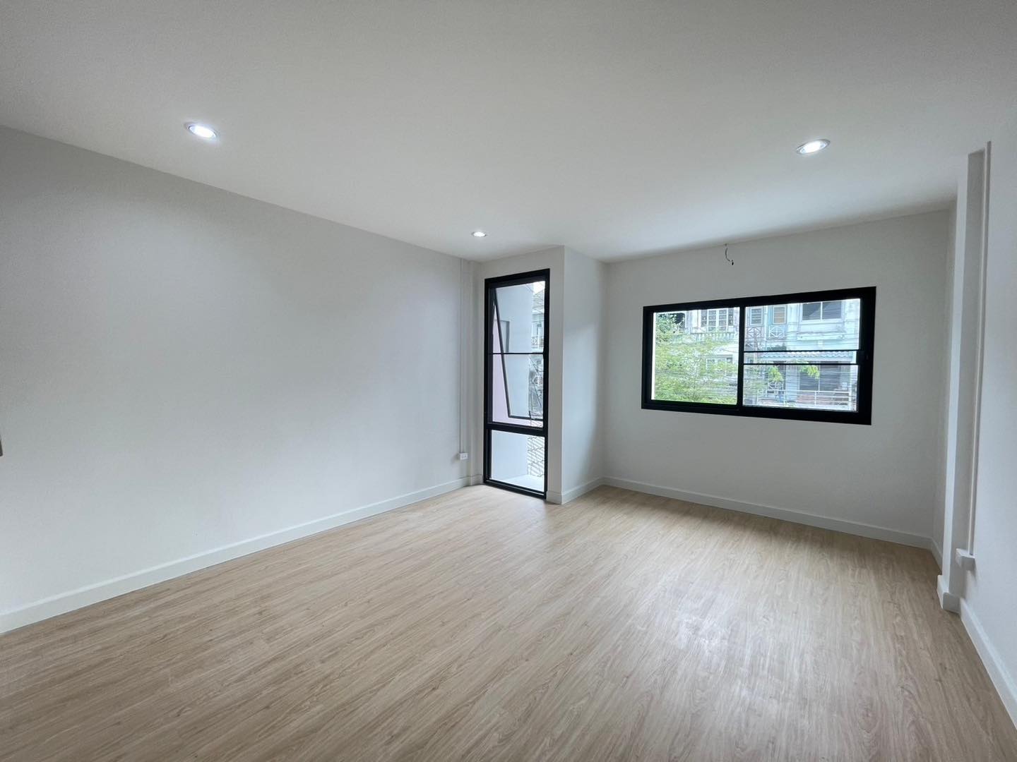 ขายทาวน์โฮม 3 ชั้น โครงการหมู่บ้านลัลลี่วิลล์ ลำลูกกา-คลอง 1 ราคาเพียง 2,290,000 บาท ฟรีโอน