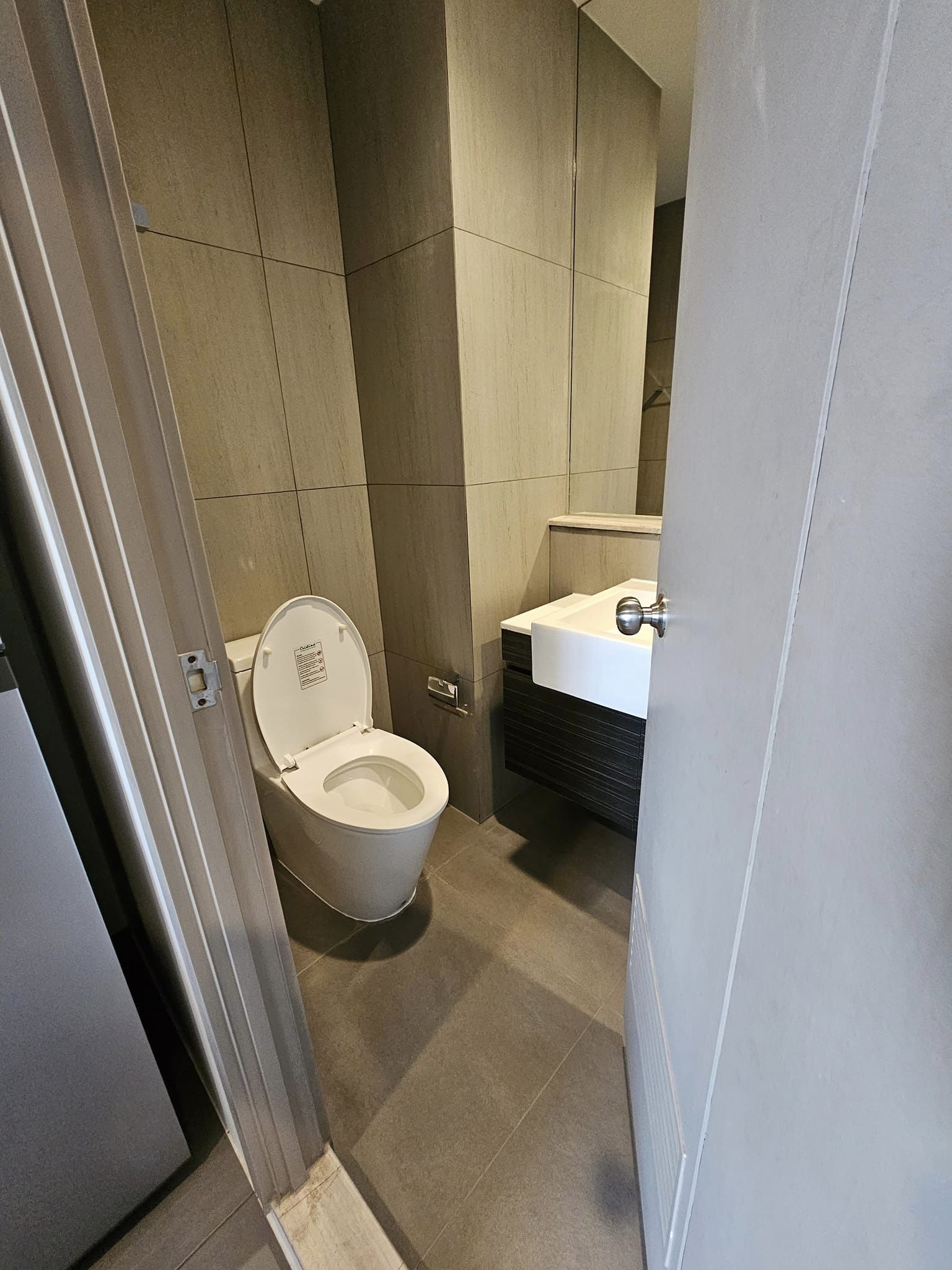 ให้เช่าคอนโด The Politan Rive ห้องขนาด 24.5 ตรม.บ้านเลขที่ 28/736 ชั้น 23 (2340) ทิศใต้ วิวสระว่ายน้ำ