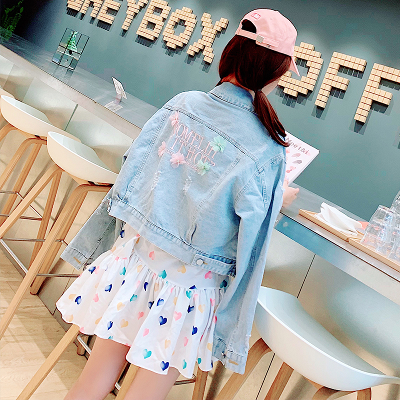 พรีออเดอร์ : เสื้อแจ็คเก็ตยีนส์สไตล์น่ารักด้านหลังปักดอกไม้และอักษรตามแบบ แขนยาว