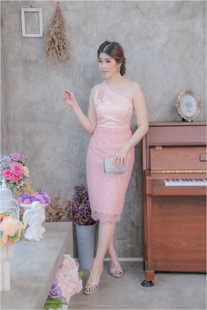 ชุดออกงาน/ชุดไปงานแต่งงานสีชมพูโอรส ไหล่เฉียง ทรงเข้ารูป แนวเรียบหรู สวยสง่า