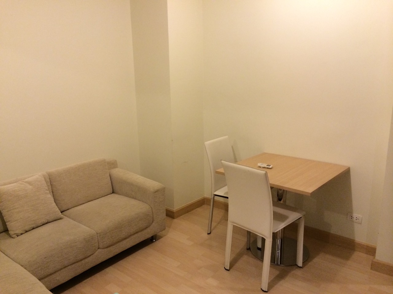 ให้เช่า คอนโด rhythm ratchada 1 ห้องนอน ขนาด 35 ตรม. ทิศใต้ วิวสระ ชั้น 26 18,000 บ./ เดือน ทิศใต้แดดไม่ร้อน เป็นห้องห้องมุมเป็นส่วนตัววิวสวยมาก