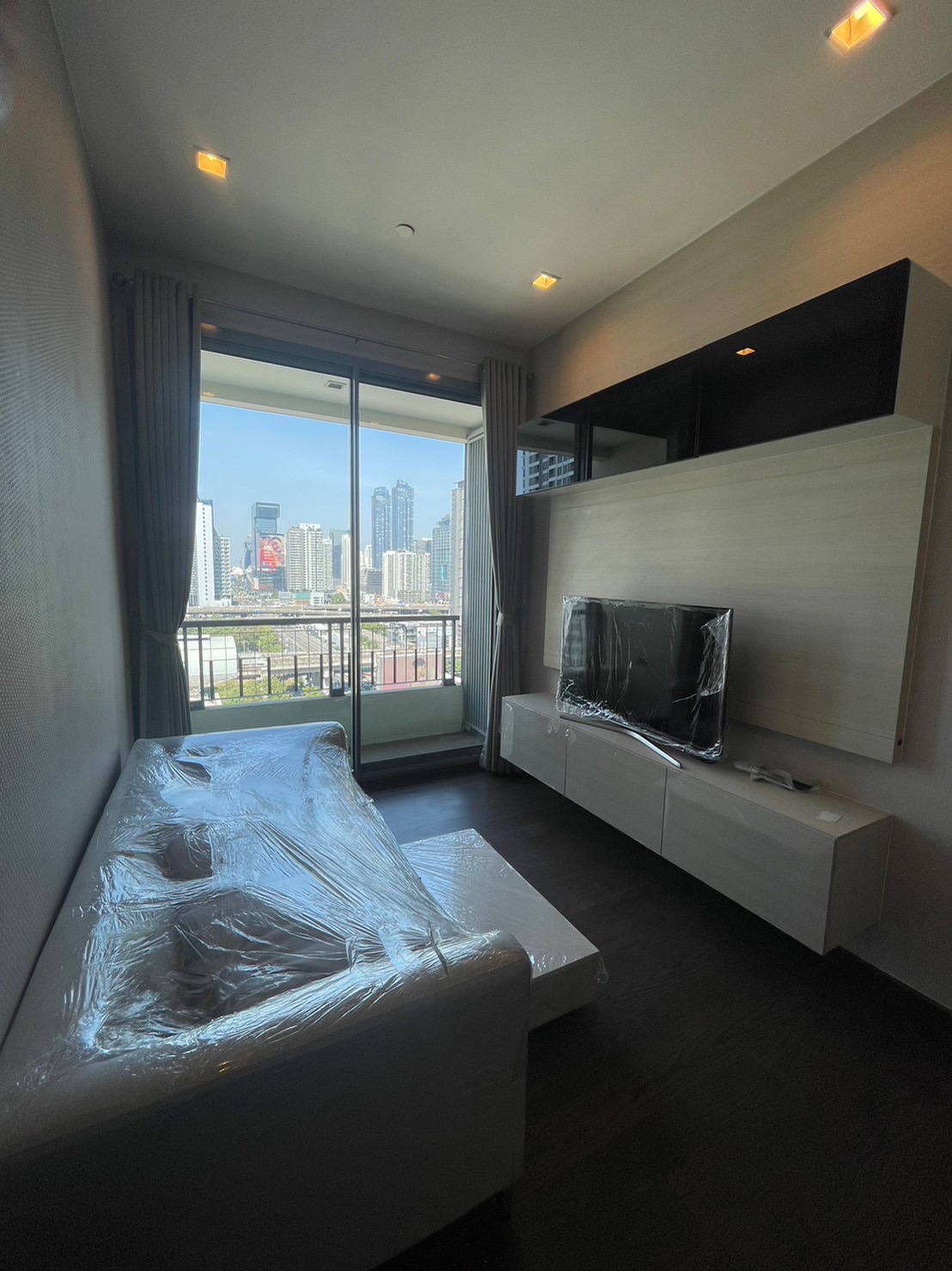 ขายคอนโด Q Asoke (คิว อโศก) ห้องใหม่ ไม่เคยอยู่ ไม่เคยปล่อยเช่า Type : 2 ห้องนอน 1 ห้องน้ำ 1 ห้องนั่งเล่น