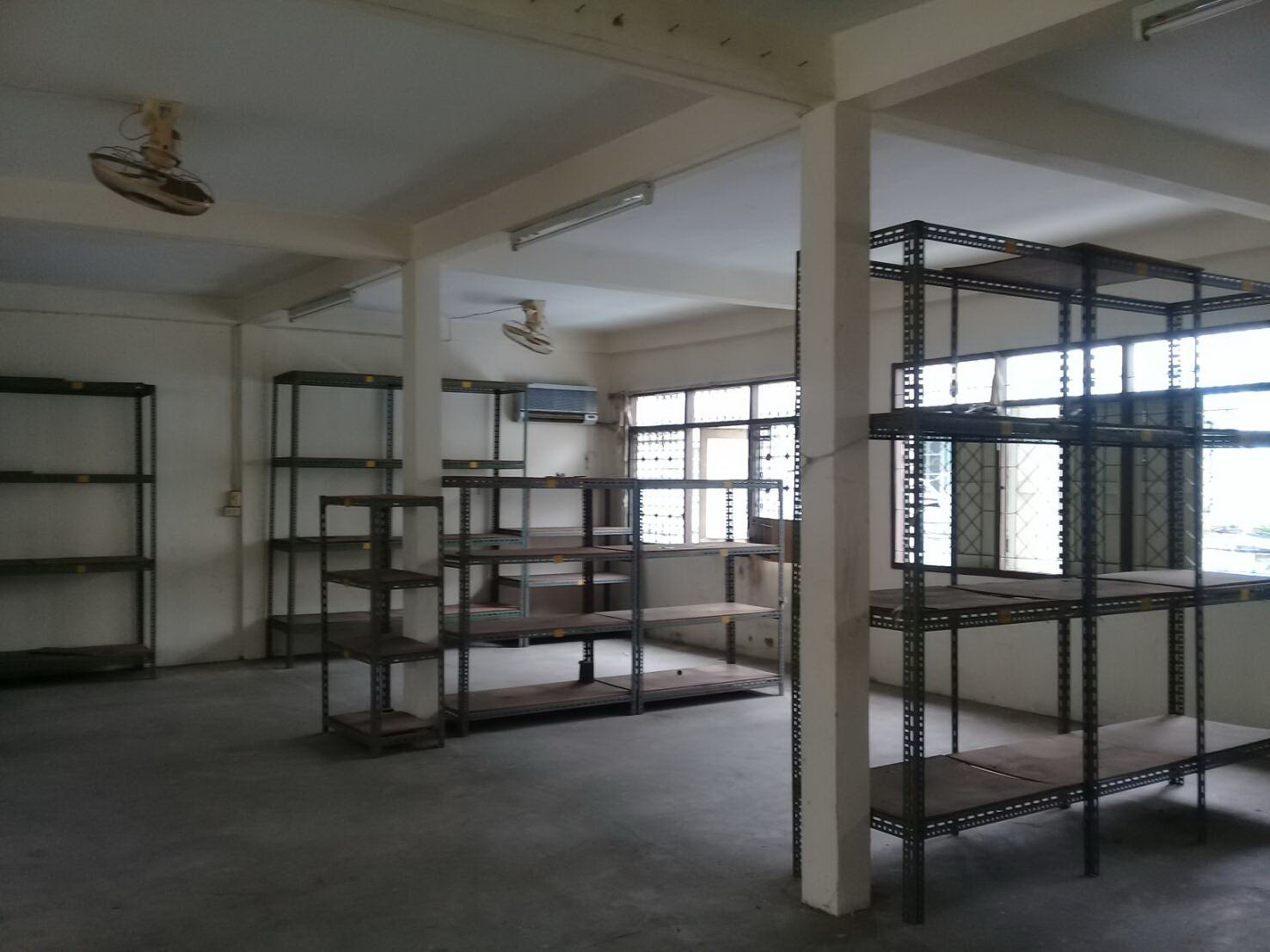 ให้เช่าอาคารพาณิชย์ 3 ขั้น 3 คูหาทะลุติดกัน เนื้อที่ประมาณ 40 ตารางวา