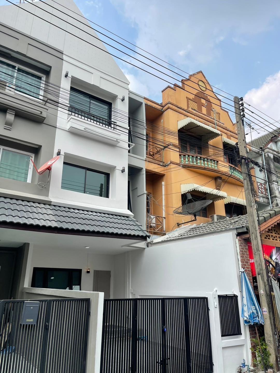 ขายทาวน์โฮม 3 ชั้น โครงการหมู่บ้านลัลลี่วิลล์ ลำลูกกา-คลอง 1 ราคาเพียง 2,290,000 บาท ฟรีโอน