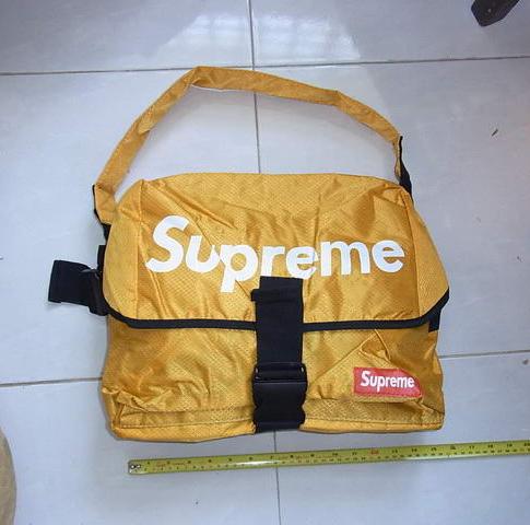 กระเป๋าสะพาย SUPREME ใบใหญ่ กว้า15นิ้ว ผ้ากันน้ำ มีสายรัดเอวเพิ่มความกระชับ