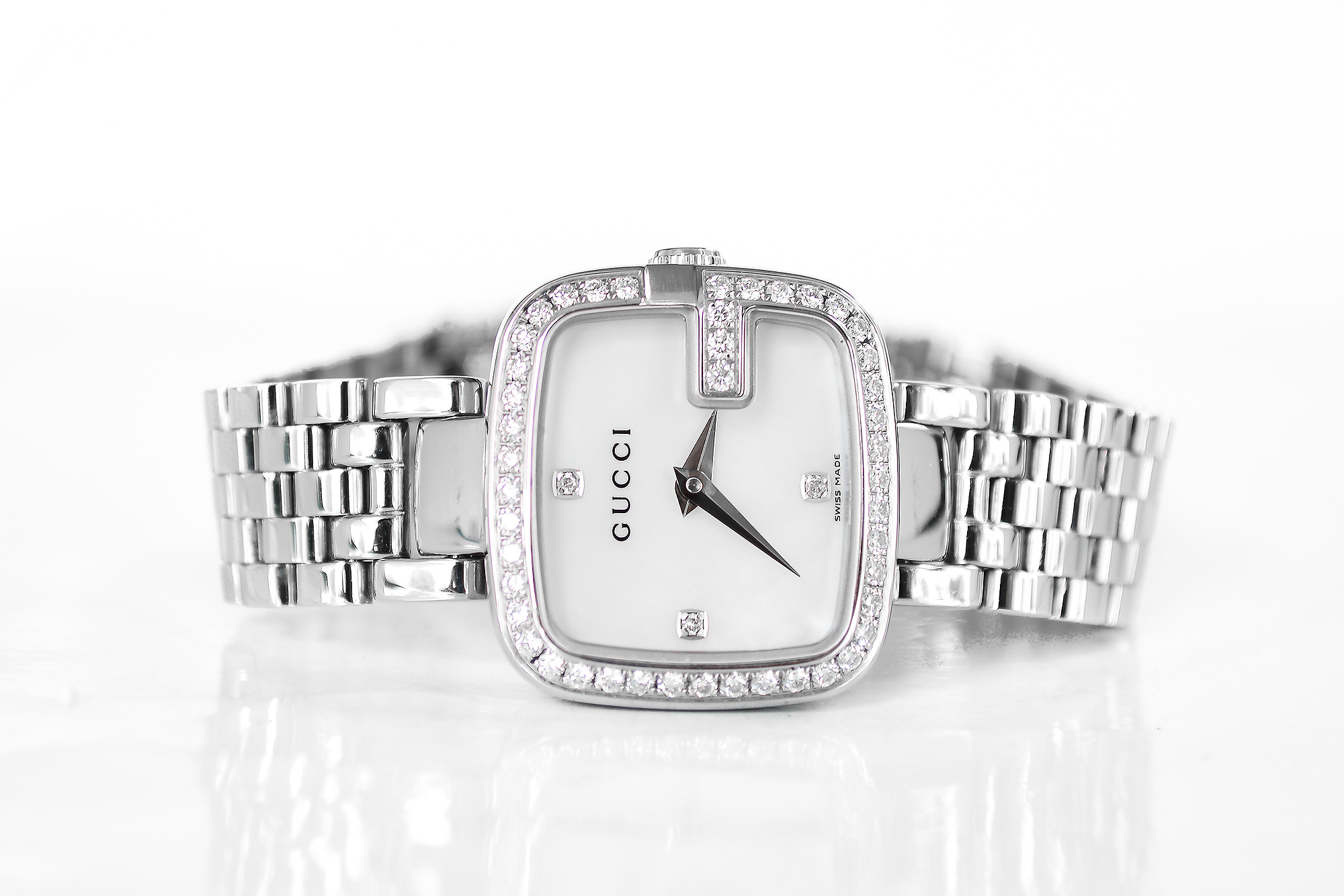 Gucci 125.5 ฝังเพชร ขอบเพชร หน้ามุกขาว (Sold)
