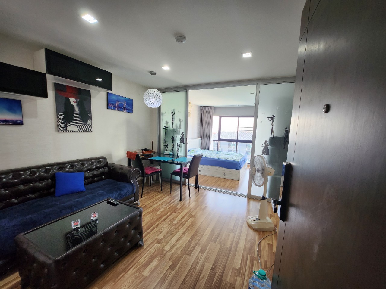 ขายคอนโด The Green Condo 3 เดอะ กรีน คอนโด 3 เฟส : 3 ชั้น: 7 แบบ 1 ห้องนอน 1 ห้องน้ำ 1 ห้องนั่งเล่นและ 1 ห้องครัว ขนาด 31.5 ตารางเมตร