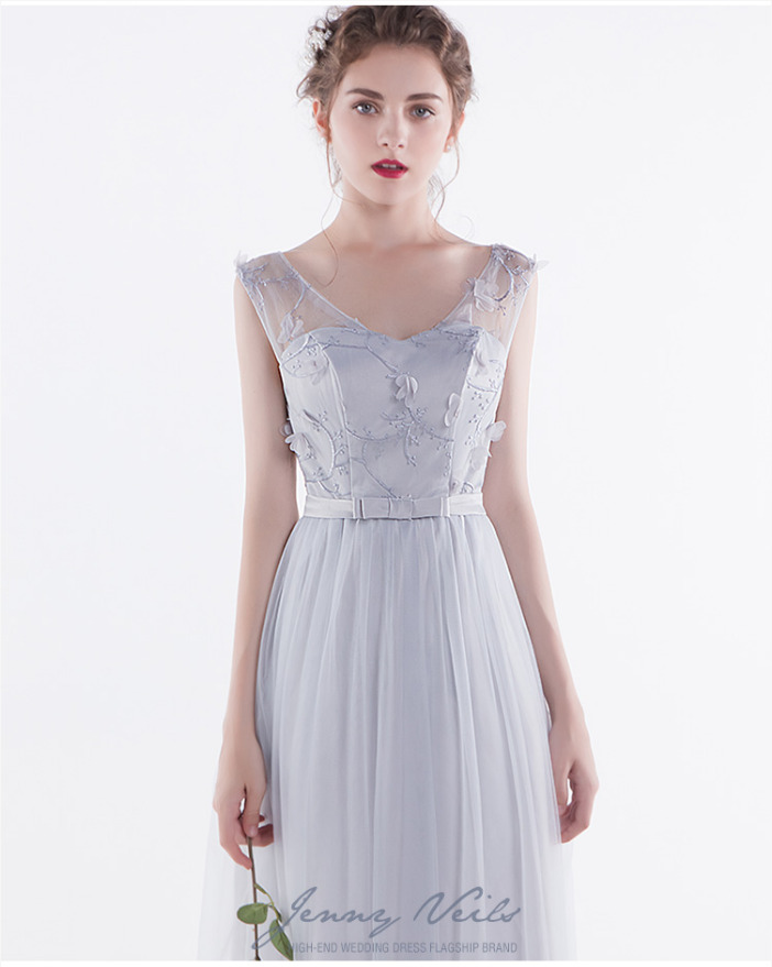 ชุดราตรียาวสีเทา แขนกุด แต่งดอกไม้ สวยหวาน น่ารัก ดูดี