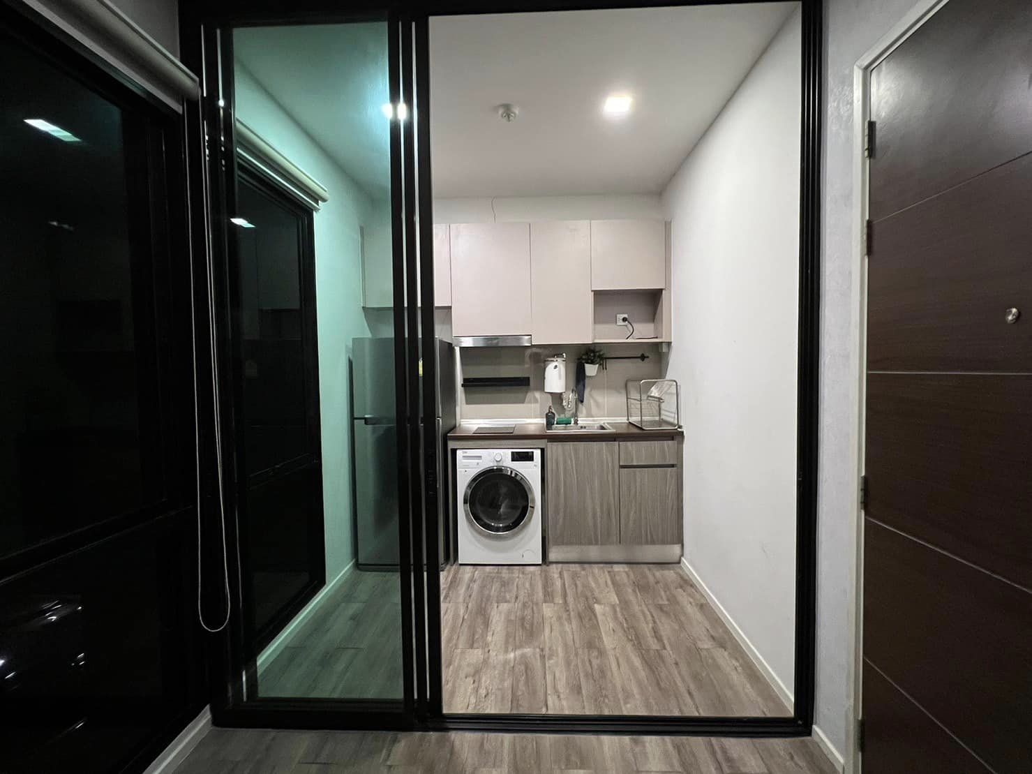 ขาย / เช่าคอนโด Brown Condo Ratchada 32 (บราวน์ คอนโด รัชดา 32) (ขายพร้อมผู้เช่า ) รูปแบบ : 1 ห้องนอน 1 ห้องน้ำ 1 ห้องรับแขก ครัวปิด