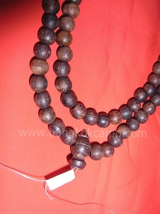 ไม้มงคลหายาก... ประคำ(ไม้แก่นมะขาม) ลายสวย ขนาด10มิล.ยาว18.5นิ้ว..ไม้แก่นมะขามแท้ทุกเม็ด (CN010)