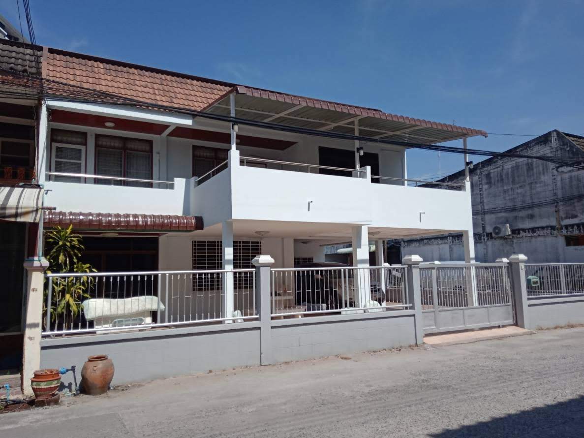 ให้เช่าทาวน์เฮ้าส์ 2 ชั้น หัวมุมถนน อยู่ในหมู่บ้าน กาญจนา ซอย จ่าบัน ศรีราชา 4 ห้องนอน 35,000 /ต่อเดือน