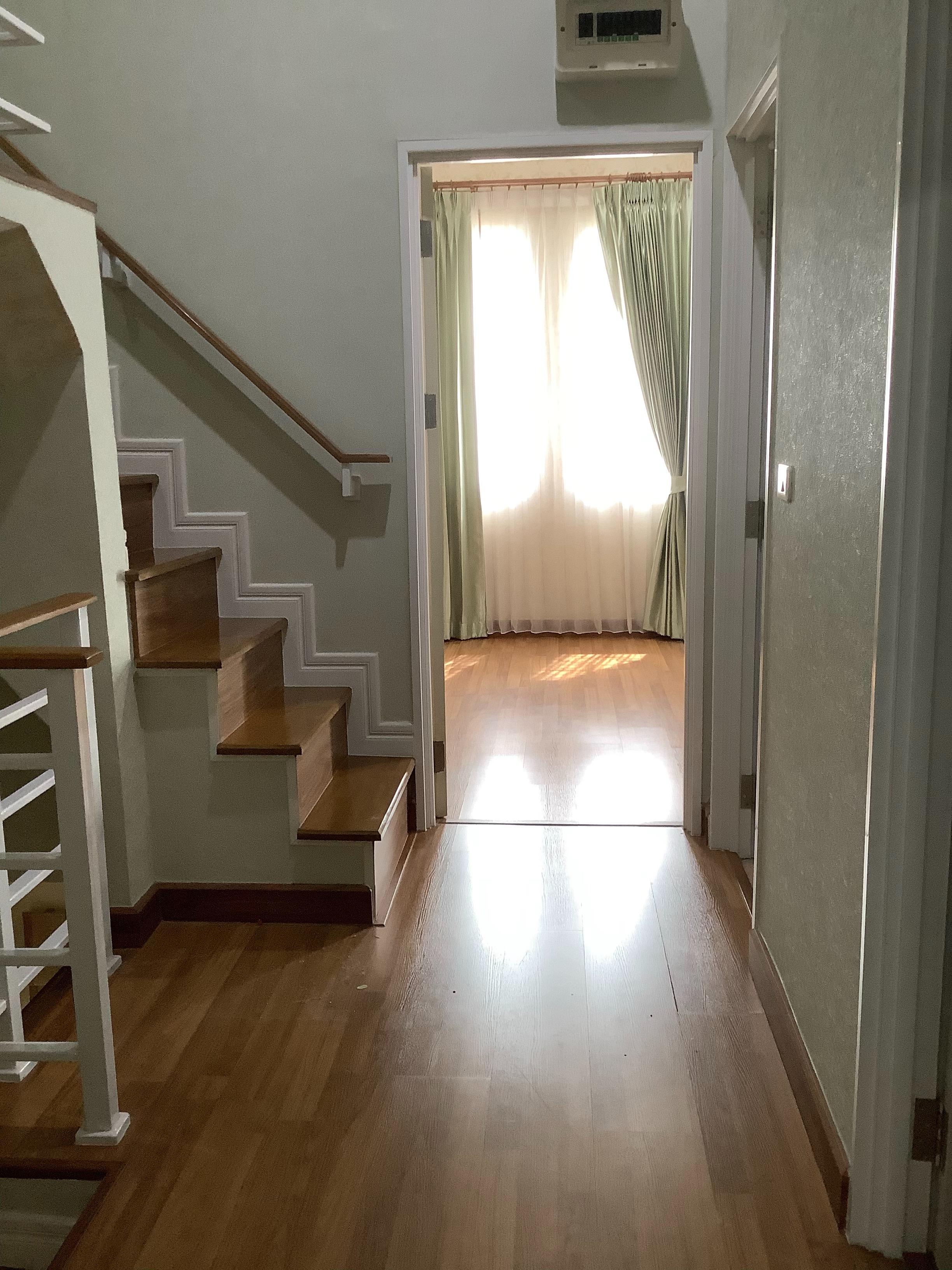 ขายทาวน์เฮ้าส์ 2 ชั้น หมู่บ้าน โกลเด้น ทาวน์ วัชรพล-สุขาภิบาล 5 Gloden Town Watcharapol-Sukhapiban 5 มี 4 ห้องนอน