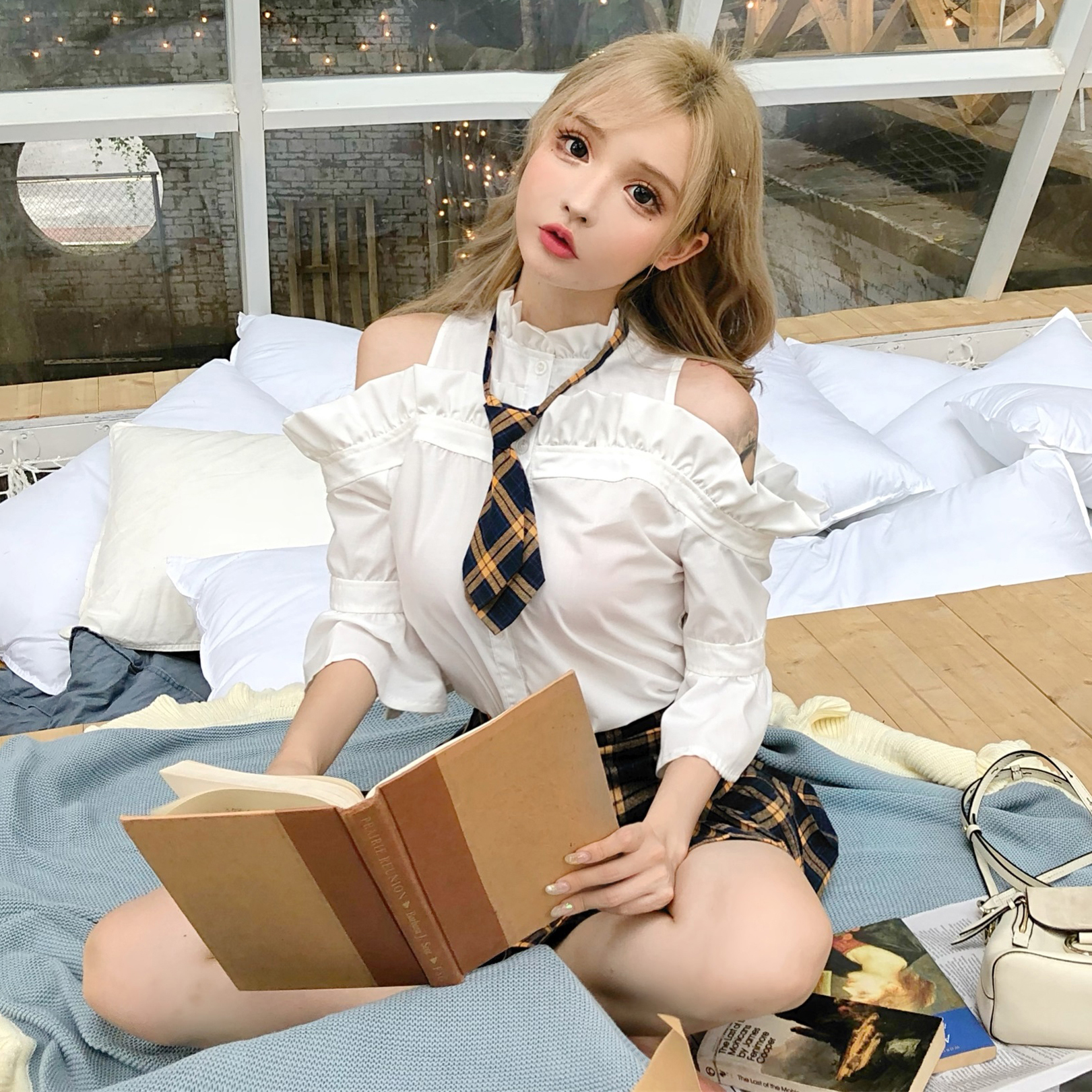 Girly Fancy Club : เสื้อเชิ๊ตแฟชั่นแขนสามส่วนเปิดไหล่ แบรนด์แท้ (สินค้าไม่รวมเทคไท)