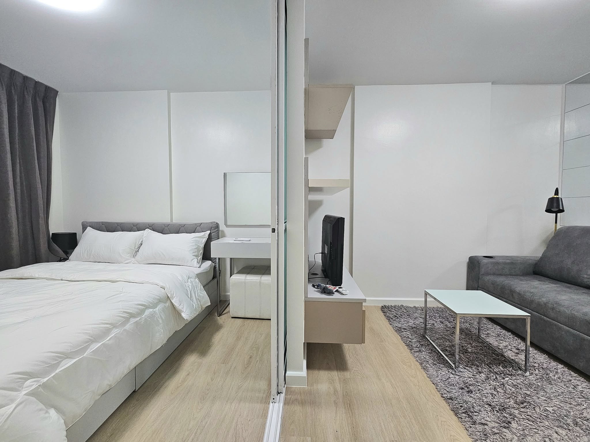 🏡 ให้เช่าด่วน! ดีคอนโด รามคำแหง 9 ห้องรีโนเวทใหม่ทั้งห้อง พร้อมอยู่ | เฟอร์ครบ + เครื่องใช้ไฟฟ้าครบ + เครื่องซักผ้า