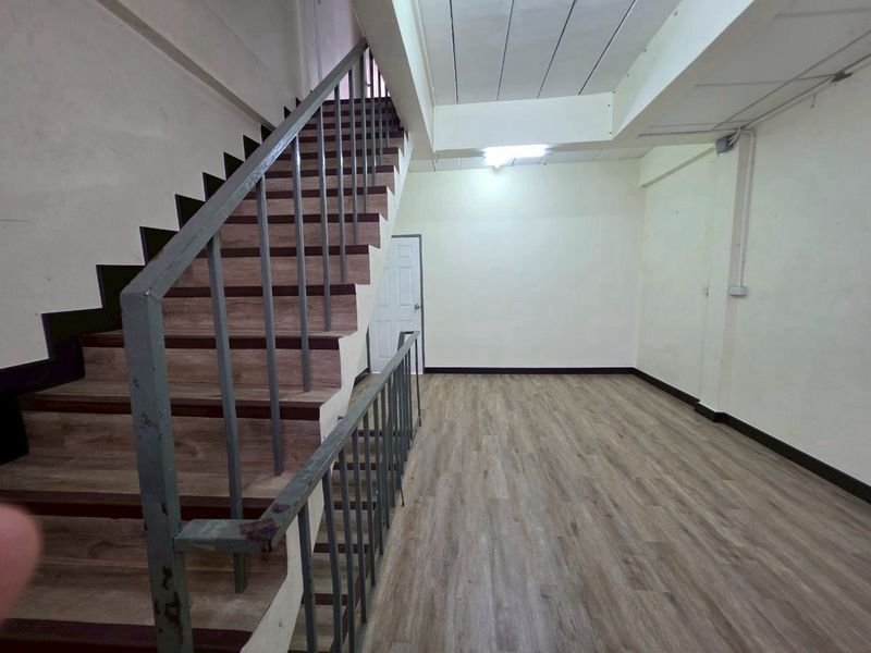 ✨ ตึกแถว 3 ชั้นครึ่ง + ดาดฟ้า รีโนเวทใหม่ ซอยประชาอุทิศ 58/1 – เพียง 9,000 บาท/เดือน! 🔥