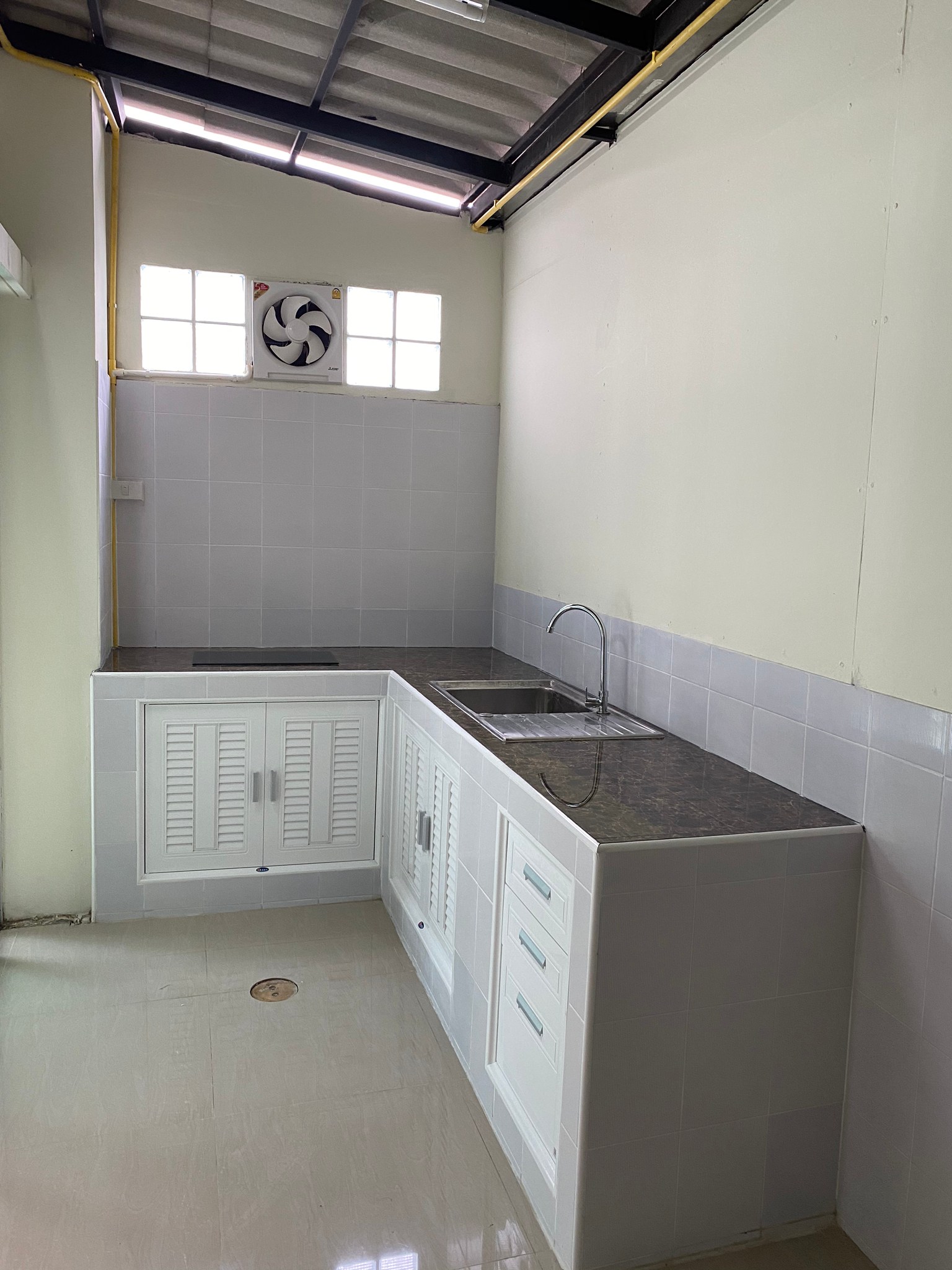 ให้เช่าทาวน์โฮม 3 ชั้น ต้นโครงการหมู่บ้านวิลเลต ซิตี้ ทำเลดี เข้าออกได้หลายทางทั้งซอยอ่อนนุช 39