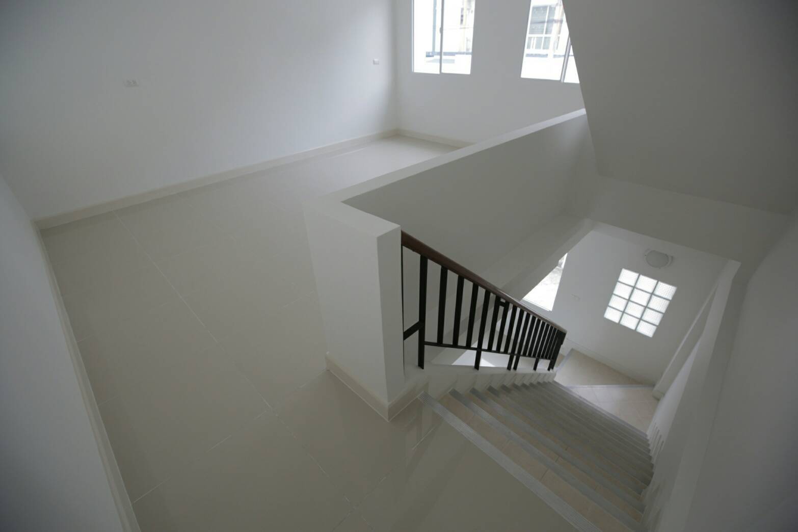 หมู่บ้านชวนชื่นโมดัส วิภาวดี ให้เช่าตึก 3.5 ชั้น ขนาด 20 ตร.วา หน้ากว้าง 5 เมตร