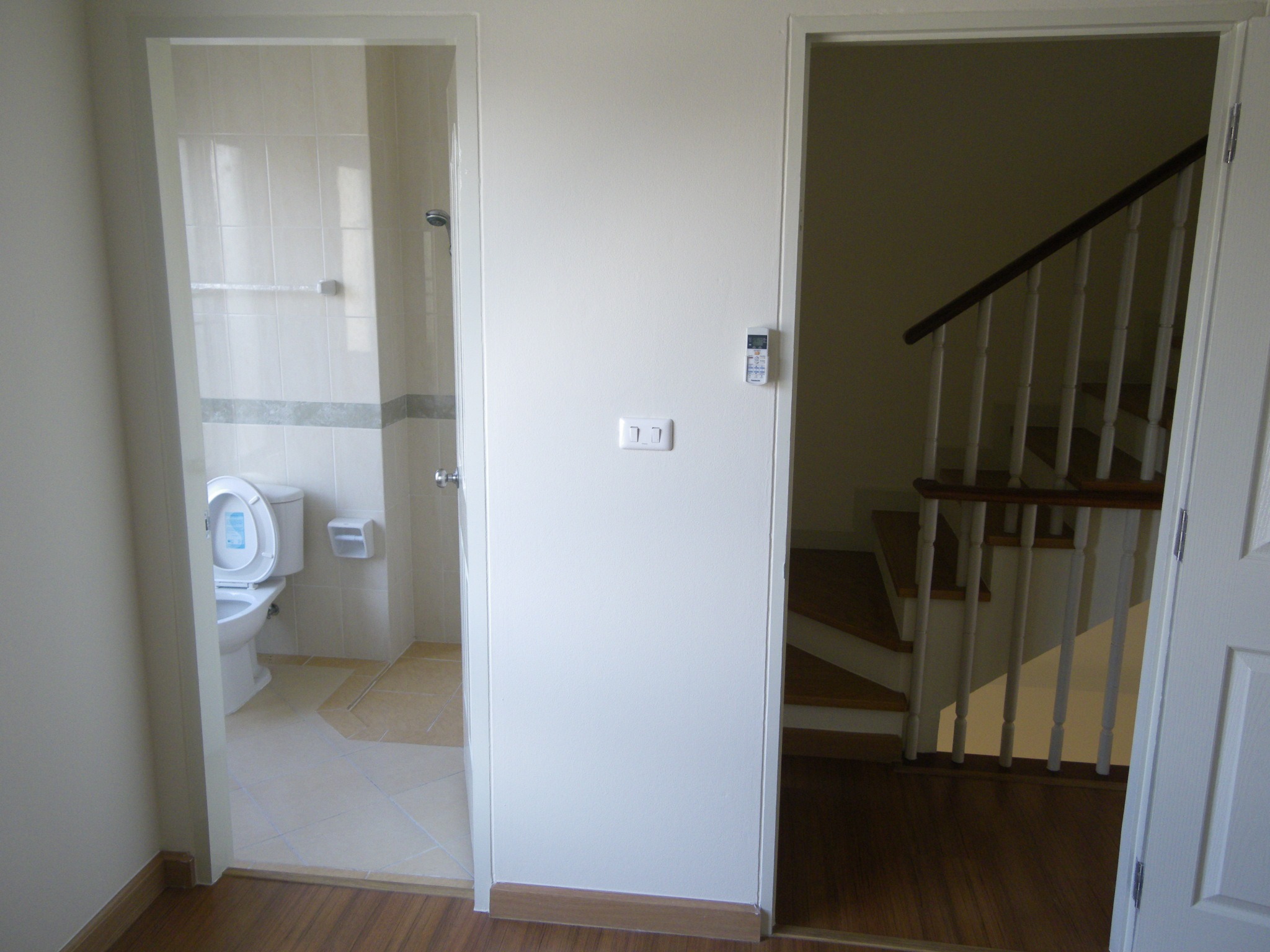 ขาย / ให้เช่า ทาวน์โฮม ,โฮมออฟฟิศ 3 ชั้น โครงการ Baan Klang Muang The Royal Monaco Srinakarin-Pattanakarn