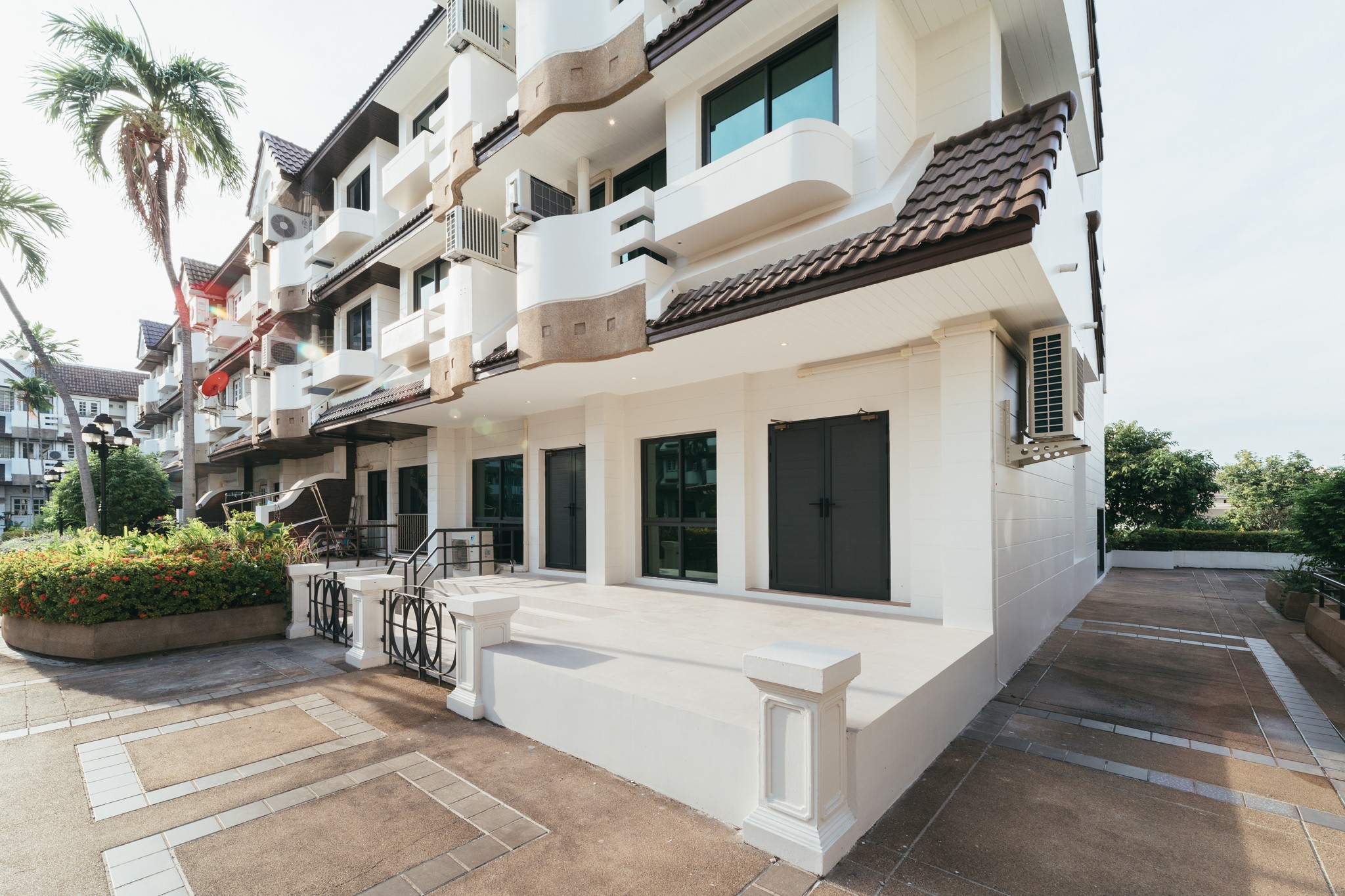 ขายและให้เช่าทาวน์โฮมติดเอกมัยทองหล่อ เดินถึง BTS พระโขนงได้ ทำเลเยี่ยมใจกลางเมืองติดเอกมัย ทองหล่อ เดินเพียงไม่กี่นาทีถึง BTS พระโขนง