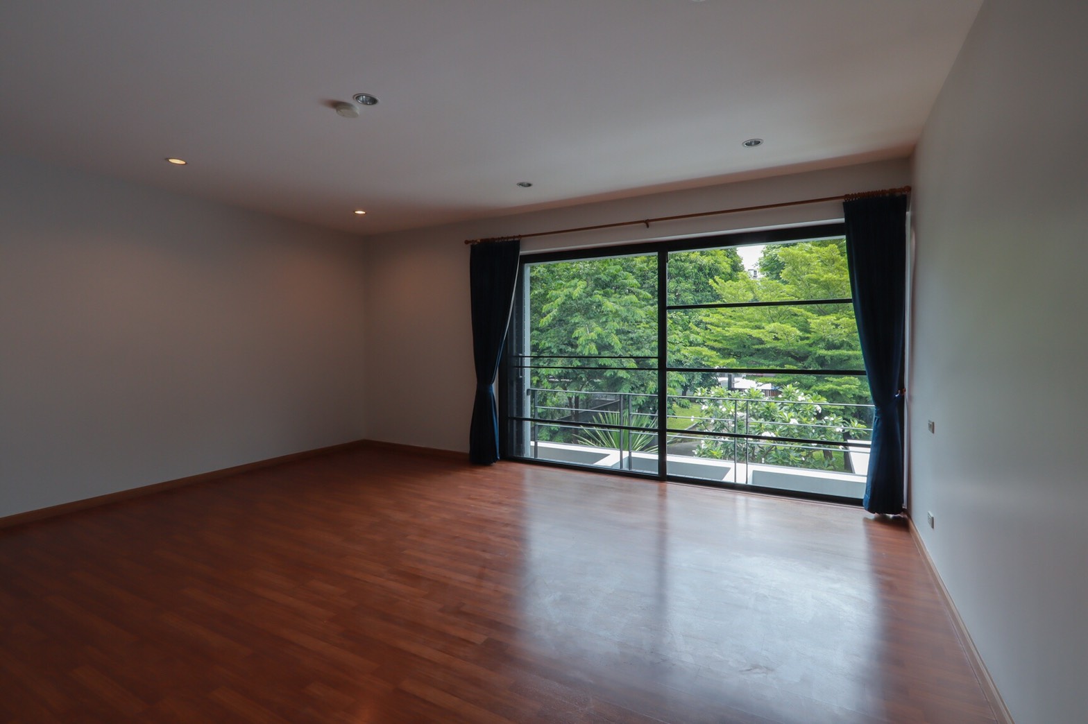 ให้เช่าบ้านเดี่ยว 2 ชั้น มีสระว่ายน้ำส่วนตัว ใกล้เอกมัย / ทองหล่อ เพียง 700-800 เมตร อยู่ถนนประดิษฐ์มนูญธรรม (ซอย ยืนยง)