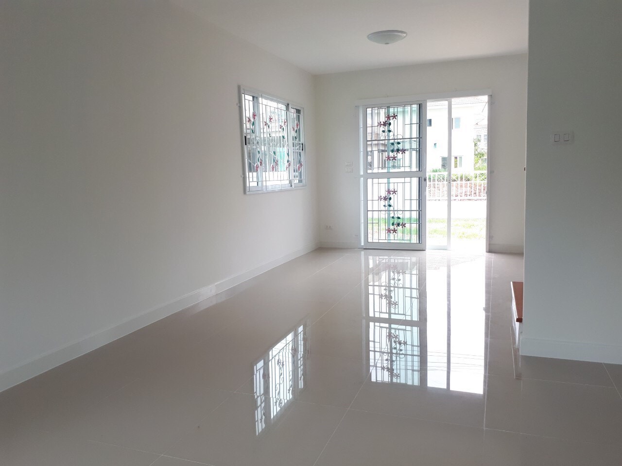 ให้เช่าบ้านแฝด หมู่บ้าน ลลิล กรีนวิลล์ วงแหวน – อ่อนนุช – สุวรรณภูมิ มือ 1 เนื้อที่ 60 ตารางวา พื้นที่ใช้สอย 140 ตารางเมตร 3 ห้องนอน 2 ห้องน้ำ