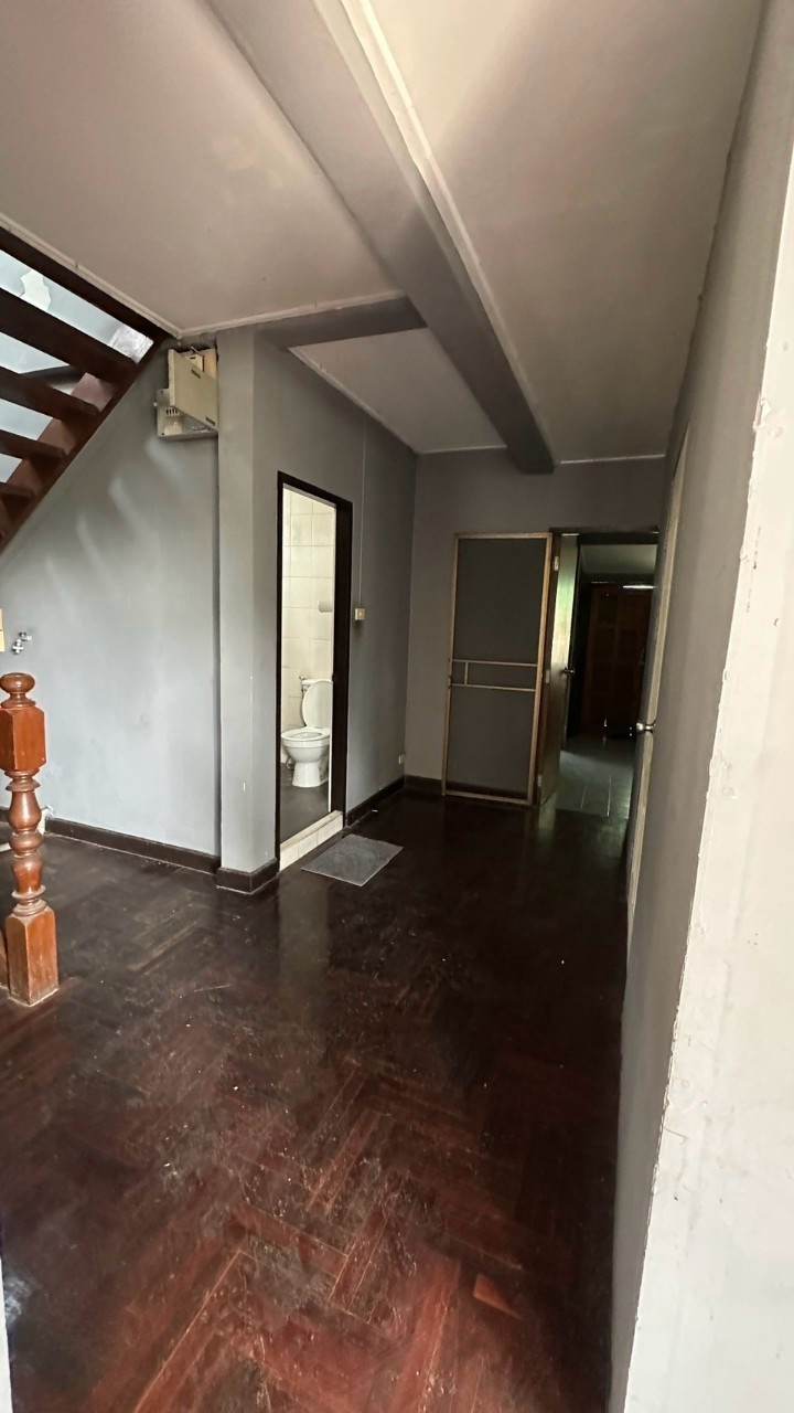 ให้เช่าบ้านเดี่ยว 2 ชั้น ซอยลาดพร้าว 1 แยก 25 มี 5 ห้องนอน 3 ห้องน้ำ 1 ห้องครัว 1 ห้องรับแขก นอกบ้านมีห้องเก็บของ