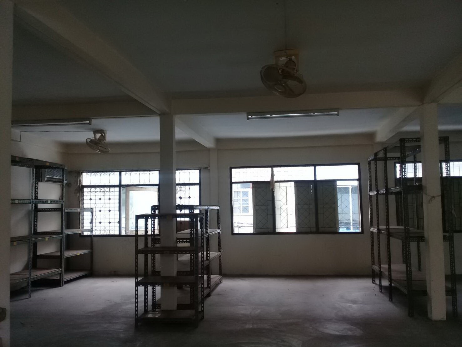 ให้เช่าอาคารพาณิชย์ 3 ขั้น 3 คูหาทะลุติดกัน เนื้อที่ประมาณ 40 ตารางวา