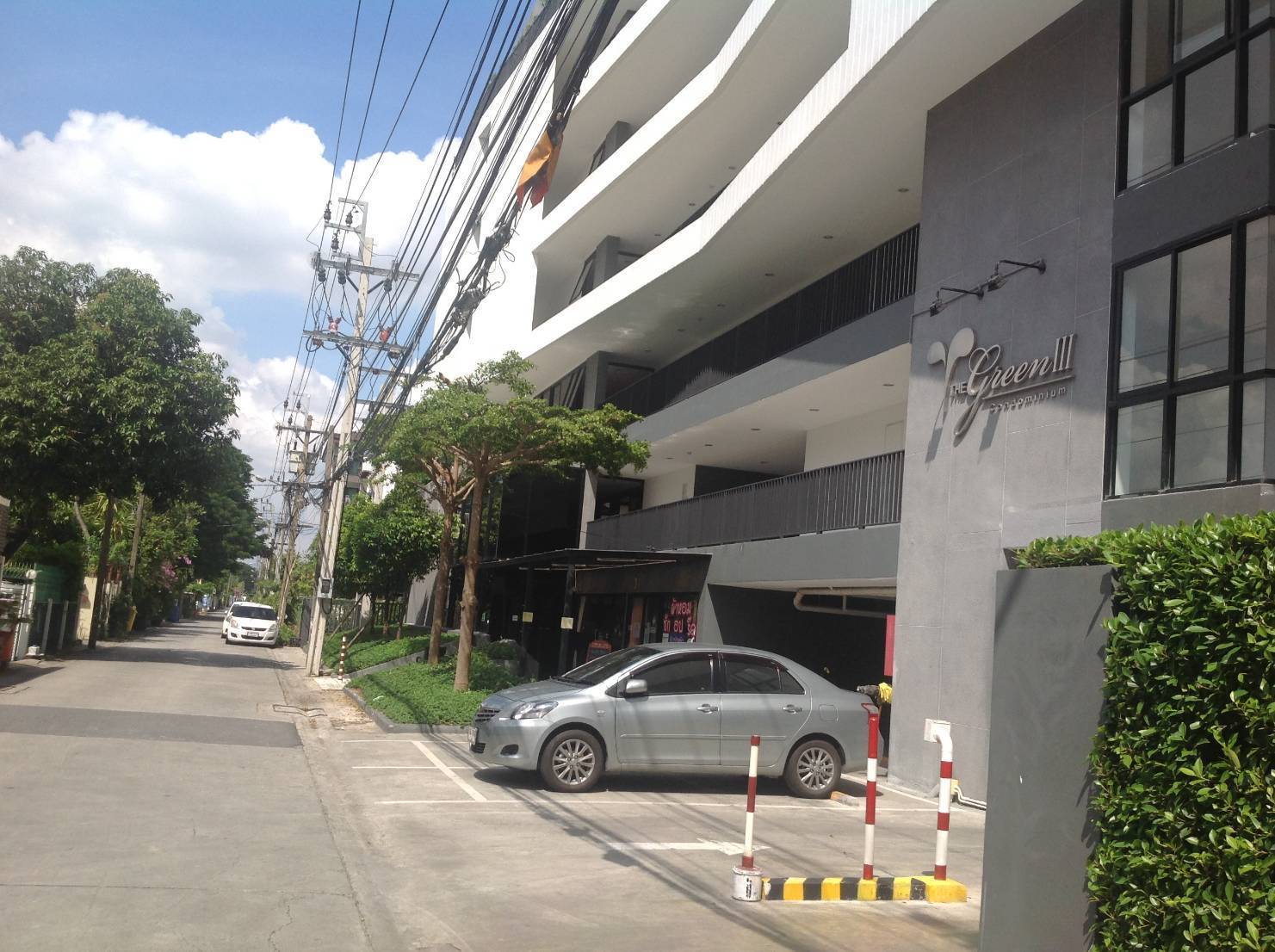ขายคอนโด The Green Condo 3 เดอะ กรีน คอนโด 3 เฟส : 3 ชั้น: 7 แบบ 1 ห้องนอน 1 ห้องน้ำ 1 ห้องนั่งเล่นและ 1 ห้องครัว ขนาด 31.5 ตารางเมตร