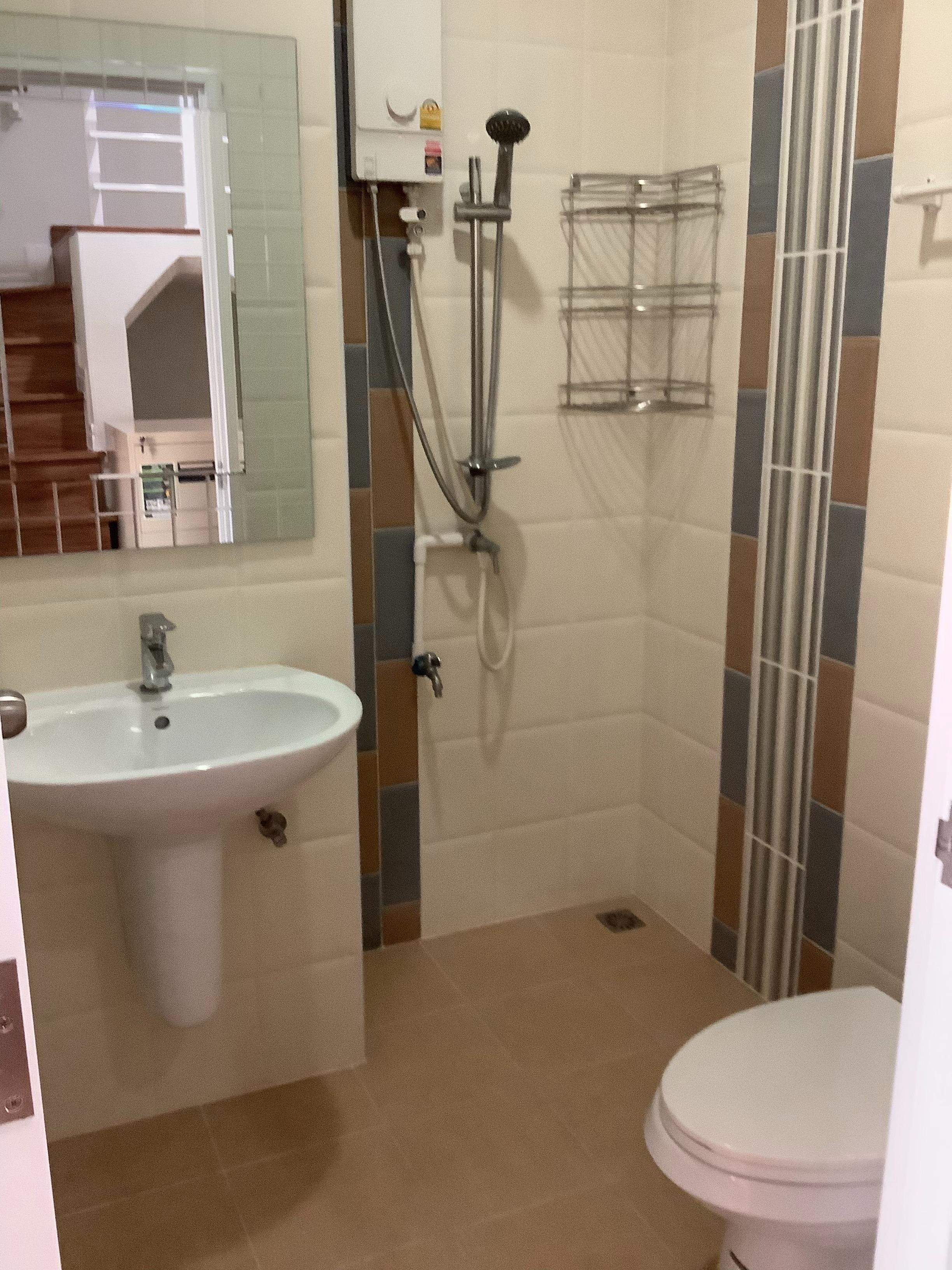 ขายทาวน์เฮ้าส์ 2 ชั้น หมู่บ้าน โกลเด้น ทาวน์ วัชรพล-สุขาภิบาล 5 Gloden Town Watcharapol-Sukhapiban 5 มี 4 ห้องนอน