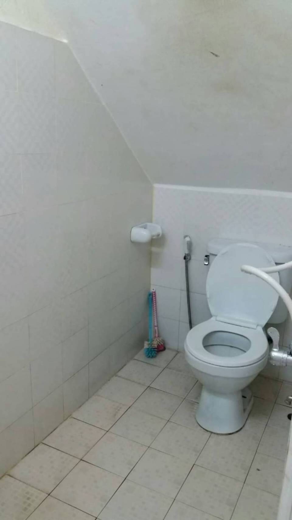 ขายตึกแถว 2 ชั้นครึ่ง พร้อมคนเช่า ที่ดิน 16 ตรว ค้าขายได้ จอดรถหน้าร้านได้ ถนน บ้านบน เนินพยอม