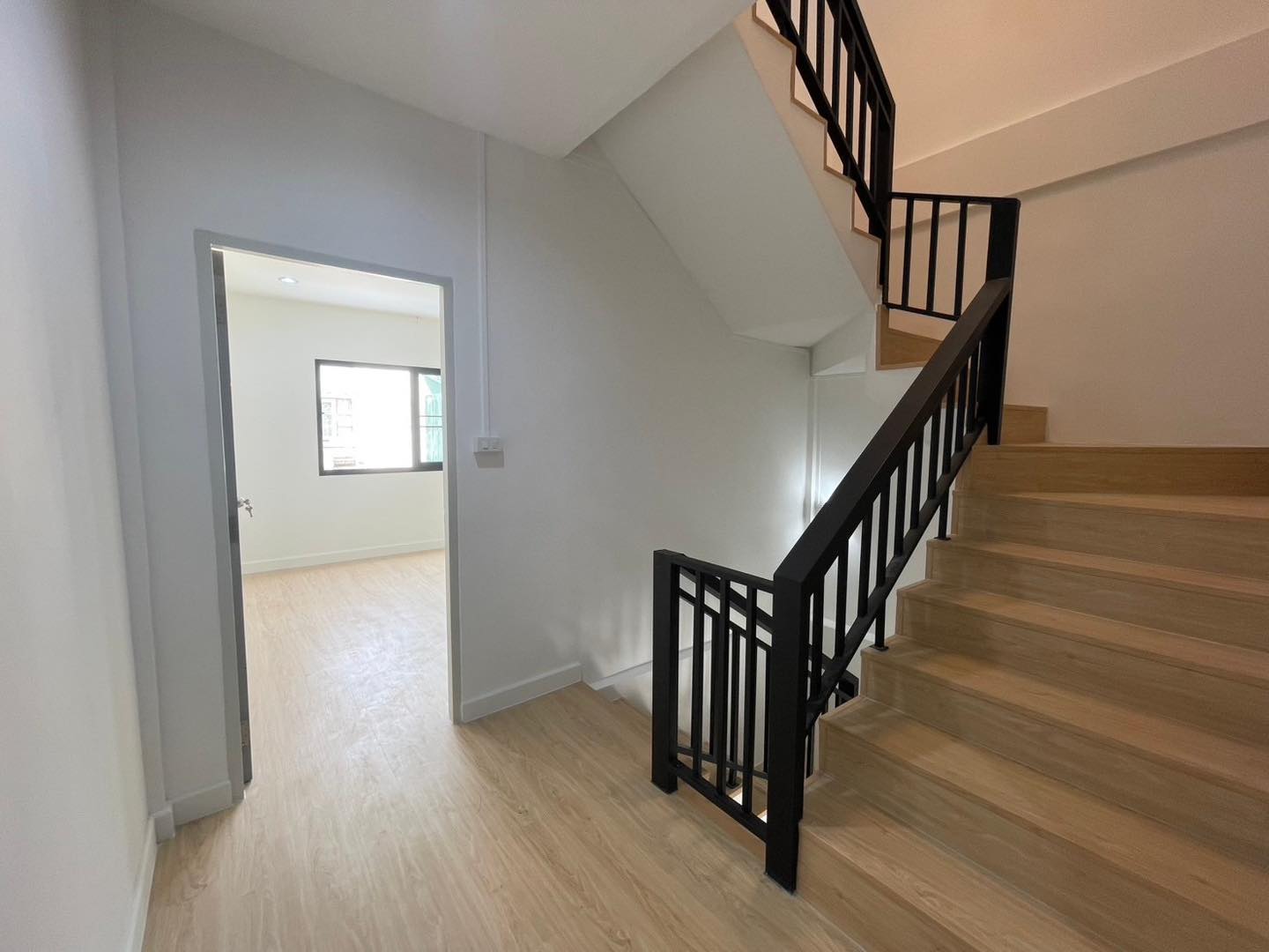 ขายทาวน์โฮม 3 ชั้น โครงการหมู่บ้านลัลลี่วิลล์ ลำลูกกา-คลอง 1 ราคาเพียง 2,290,000 บาท ฟรีโอน