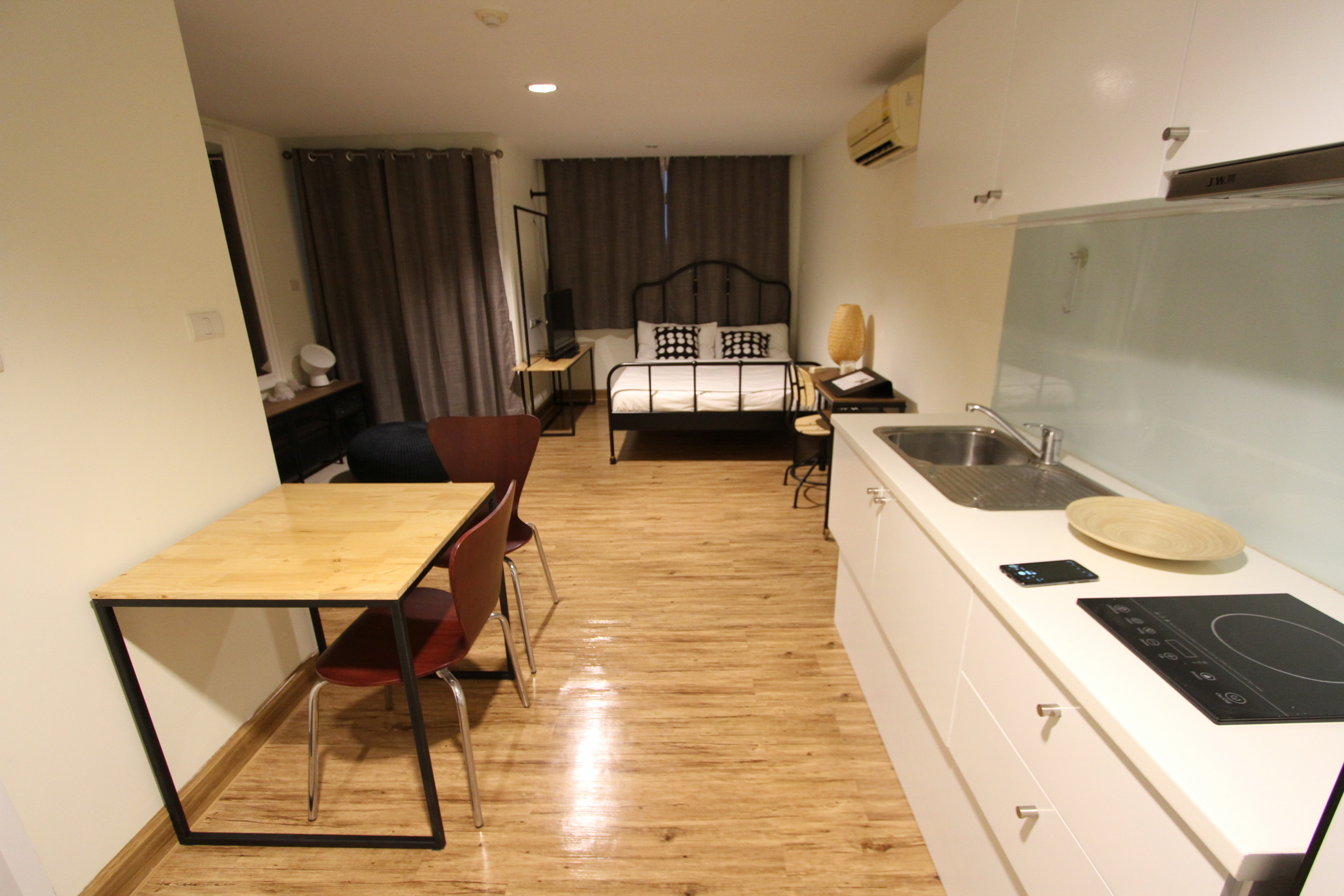 เช่าคอนโด JW Boulevard Srivara (เจ ดับบลิว บูเลอวาร์ด ศรีวรา) 1 ห้องนอน 1 ห้องน้ำ 1 ครัวเปิด