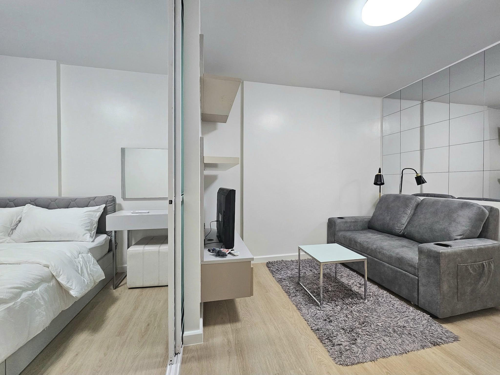 🏡 ให้เช่าด่วน! ดีคอนโด รามคำแหง 9 ห้องรีโนเวทใหม่ทั้งห้อง พร้อมอยู่ | เฟอร์ครบ + เครื่องใช้ไฟฟ้าครบ + เครื่องซักผ้า